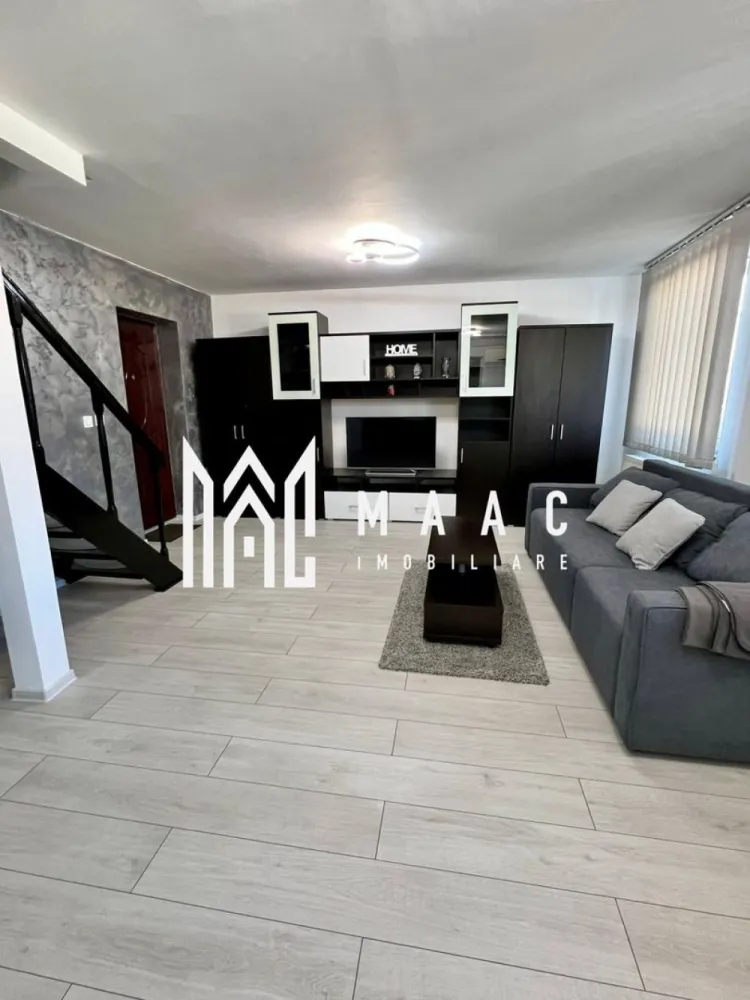 Apartament 3 camere decomandat | 60 MPU | Hipodrom 1 - MAAC Imobiliare vă propune spre vânzare un apartament mansardat cu 3 camere, decomandat, situat în zona Hipodrom 1, complet mobilat și utilat, având inclusă pivniță/boxă, o proprietate potrivită atât pentru locuire, cât și pentru investiție imobiliară în Sibiu.

Apartamentul are o suprafață totală de 59,89 mp și beneficiază de o compartimentare practică și eficientă:
-Living + bucătărie open space: 29,2 mp
-Dormitor 1: 10,56 mp
-Dormitor 2: 10,77 mp
-Baie cu geam mare pentru aerisire: 5,54 mp
-Hol: 1,55 mp
-Balcon: 2,27 mp
-Pivniță / boxă: 4 mp

Proprietatea reprezintă o oportunitate bună de investiție, fiind în prezent închiriată, cu chirie lunară de 200 euro, existând posibilitatea de preluare a chiriașilor.

Apartamentul se vinde complet mobilat și utilat:
-colțar extensibil nou
-TV
-frigider
-aragaz
-mașină de spălat rufe
-cuptor cu microunde
-aparat de cafea
-dulapuri generoase
-birouri în ambele dormitoare

Renovat complet în 2024, imobilul dispune de multiple îmbunătățiri și finisaje moderne:
-centrală termică nouă Vaillant
-calorifere din oțel
-aer condiționat
-parchet laminat
-gresie și faianță
-geamuri termopan
-ușă metalică la intrare
-izolație termică exterioară

Zona Hipodrom 1 oferă acces rapid la transport public, cu stații Tursib și taxi la aproximativ 400–500 m, precum și proximitate față de magazine, supermarketuri și hypermarketuri. Shopping City Sibiu se află la aproximativ 800 m, iar în apropiere se regăsesc parcuri, restaurante, cafenele, unități bancare, școli și licee, toate la distanță pietonală.

Pentru mai multe detalii și pentru programarea unei vizionări vă rugăm să menționați la telefon numărul CP2869835.