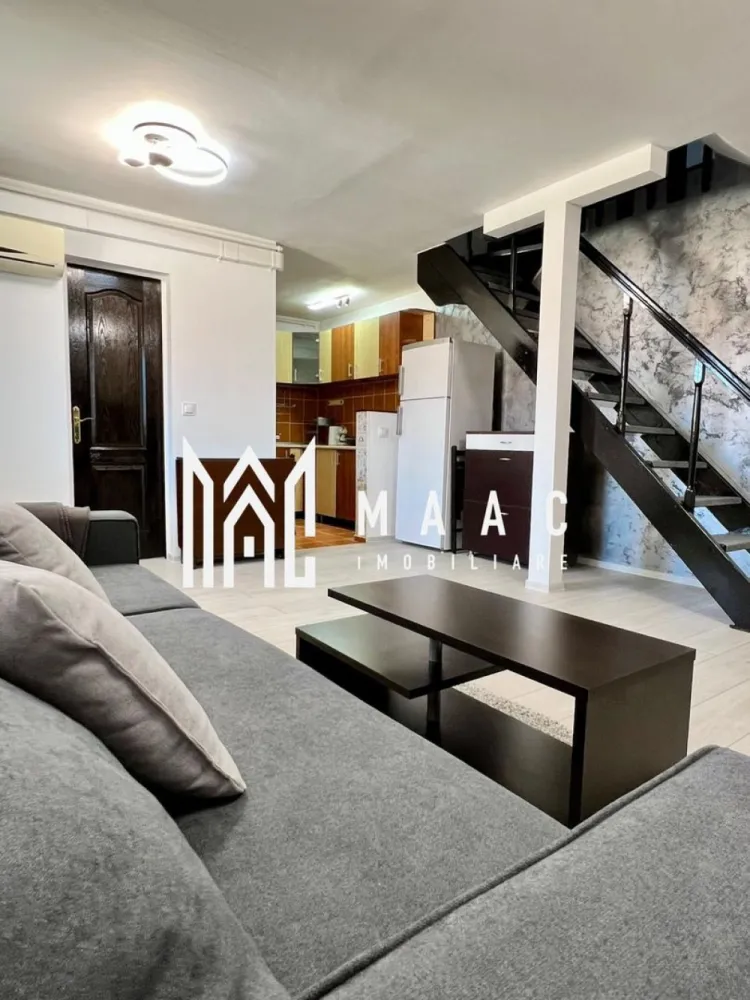 Apartament 3 camere decomandat | 60 MPU | Hipodrom 1 - MAAC Imobiliare vă propune spre vânzare un apartament mansardat cu 3 camere, decomandat, situat în zona Hipodrom 1, complet mobilat și utilat, având inclusă pivniță/boxă, o proprietate potrivită atât pentru locuire, cât și pentru investiție imobiliară în Sibiu.

Apartamentul are o suprafață totală de 59,89 mp și beneficiază de o compartimentare practică și eficientă:
-Living + bucătărie open space: 29,2 mp
-Dormitor 1: 10,56 mp
-Dormitor 2: 10,77 mp
-Baie cu geam mare pentru aerisire: 5,54 mp
-Hol: 1,55 mp
-Balcon: 2,27 mp
-Pivniță / boxă: 4 mp

Proprietatea reprezintă o oportunitate bună de investiție, fiind în prezent închiriată, cu chirie lunară de 200 euro, existând posibilitatea de preluare a chiriașilor.

Apartamentul se vinde complet mobilat și utilat:
-colțar extensibil nou
-TV
-frigider
-aragaz
-mașină de spălat rufe
-cuptor cu microunde
-aparat de cafea
-dulapuri generoase
-birouri în ambele dormitoare

Renovat complet în 2024, imobilul dispune de multiple îmbunătățiri și finisaje moderne:
-centrală termică nouă Vaillant
-calorifere din oțel
-aer condiționat
-parchet laminat
-gresie și faianță
-geamuri termopan
-ușă metalică la intrare
-izolație termică exterioară

Zona Hipodrom 1 oferă acces rapid la transport public, cu stații Tursib și taxi la aproximativ 400–500 m, precum și proximitate față de magazine, supermarketuri și hypermarketuri. Shopping City Sibiu se află la aproximativ 800 m, iar în apropiere se regăsesc parcuri, restaurante, cafenele, unități bancare, școli și licee, toate la distanță pietonală.

Pentru mai multe detalii și pentru programarea unei vizionări vă rugăm să menționați la telefon numărul CP2869835.