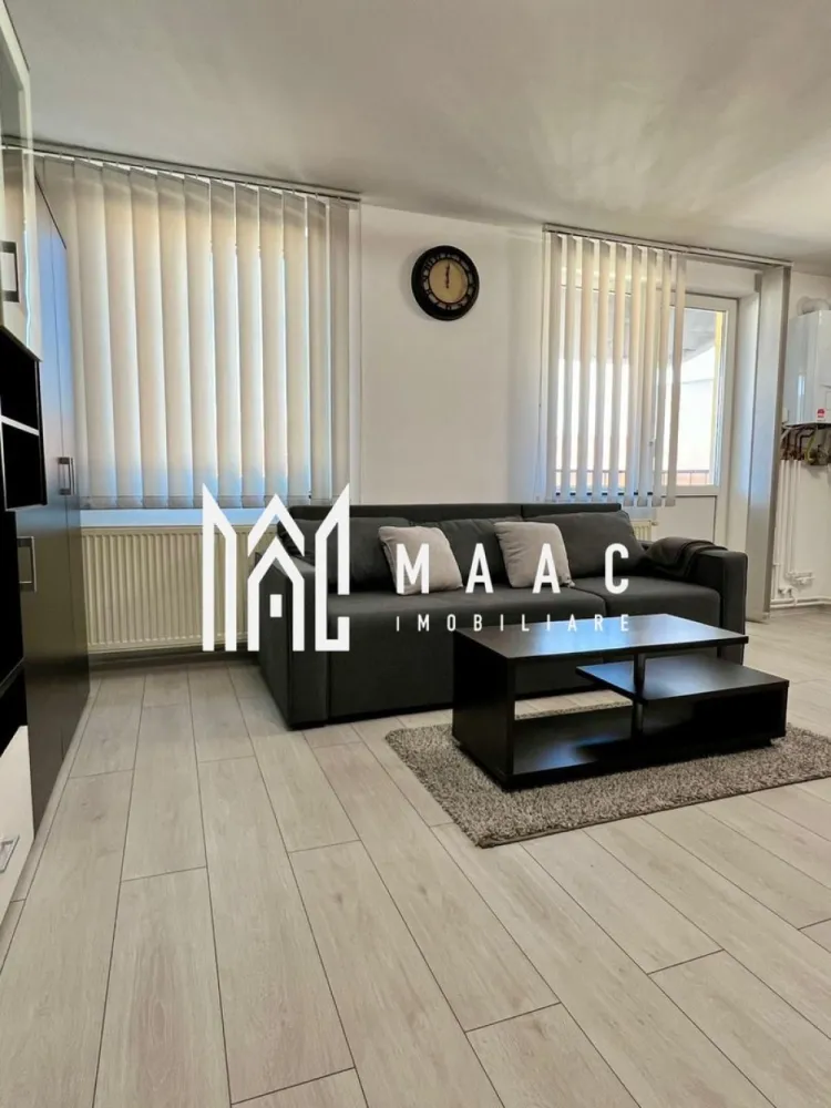 Apartament 3 camere decomandat | 60 MPU | Hipodrom 1 - MAAC Imobiliare vă propune spre vânzare un apartament mansardat cu 3 camere, decomandat, situat în zona Hipodrom 1, complet mobilat și utilat, având inclusă pivniță/boxă, o proprietate potrivită atât pentru locuire, cât și pentru investiție imobiliară în Sibiu.

Apartamentul are o suprafață totală de 59,89 mp și beneficiază de o compartimentare practică și eficientă:
-Living + bucătărie open space: 29,2 mp
-Dormitor 1: 10,56 mp
-Dormitor 2: 10,77 mp
-Baie cu geam mare pentru aerisire: 5,54 mp
-Hol: 1,55 mp
-Balcon: 2,27 mp
-Pivniță / boxă: 4 mp

Proprietatea reprezintă o oportunitate bună de investiție, fiind în prezent închiriată, cu chirie lunară de 200 euro, existând posibilitatea de preluare a chiriașilor.

Apartamentul se vinde complet mobilat și utilat:
-colțar extensibil nou
-TV
-frigider
-aragaz
-mașină de spălat rufe
-cuptor cu microunde
-aparat de cafea
-dulapuri generoase
-birouri în ambele dormitoare

Renovat complet în 2024, imobilul dispune de multiple îmbunătățiri și finisaje moderne:
-centrală termică nouă Vaillant
-calorifere din oțel
-aer condiționat
-parchet laminat
-gresie și faianță
-geamuri termopan
-ușă metalică la intrare
-izolație termică exterioară

Zona Hipodrom 1 oferă acces rapid la transport public, cu stații Tursib și taxi la aproximativ 400–500 m, precum și proximitate față de magazine, supermarketuri și hypermarketuri. Shopping City Sibiu se află la aproximativ 800 m, iar în apropiere se regăsesc parcuri, restaurante, cafenele, unități bancare, școli și licee, toate la distanță pietonală.

Pentru mai multe detalii și pentru programarea unei vizionări vă rugăm să menționați la telefon numărul CP2869835.