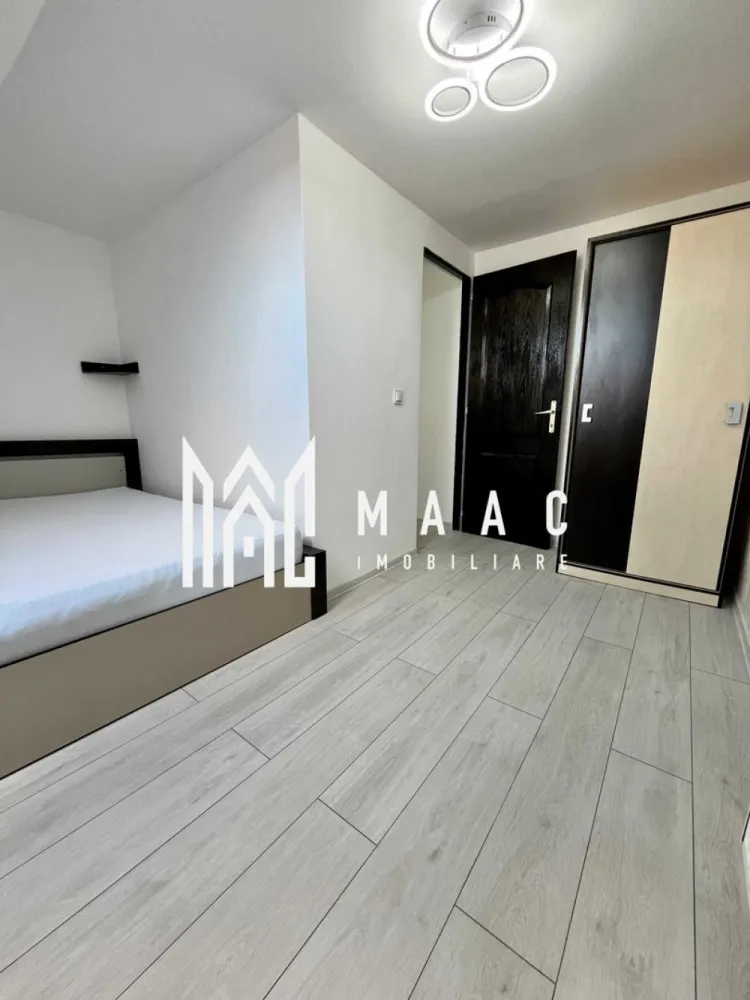 Apartament 3 camere decomandat | 60 MPU | Hipodrom 1 - MAAC Imobiliare vă propune spre vânzare un apartament mansardat cu 3 camere, decomandat, situat în zona Hipodrom 1, complet mobilat și utilat, având inclusă pivniță/boxă, o proprietate potrivită atât pentru locuire, cât și pentru investiție imobiliară în Sibiu.

Apartamentul are o suprafață totală de 59,89 mp și beneficiază de o compartimentare practică și eficientă:
-Living + bucătărie open space: 29,2 mp
-Dormitor 1: 10,56 mp
-Dormitor 2: 10,77 mp
-Baie cu geam mare pentru aerisire: 5,54 mp
-Hol: 1,55 mp
-Balcon: 2,27 mp
-Pivniță / boxă: 4 mp

Proprietatea reprezintă o oportunitate bună de investiție, fiind în prezent închiriată, cu chirie lunară de 200 euro, existând posibilitatea de preluare a chiriașilor.

Apartamentul se vinde complet mobilat și utilat:
-colțar extensibil nou
-TV
-frigider
-aragaz
-mașină de spălat rufe
-cuptor cu microunde
-aparat de cafea
-dulapuri generoase
-birouri în ambele dormitoare

Renovat complet în 2024, imobilul dispune de multiple îmbunătățiri și finisaje moderne:
-centrală termică nouă Vaillant
-calorifere din oțel
-aer condiționat
-parchet laminat
-gresie și faianță
-geamuri termopan
-ușă metalică la intrare
-izolație termică exterioară

Zona Hipodrom 1 oferă acces rapid la transport public, cu stații Tursib și taxi la aproximativ 400–500 m, precum și proximitate față de magazine, supermarketuri și hypermarketuri. Shopping City Sibiu se află la aproximativ 800 m, iar în apropiere se regăsesc parcuri, restaurante, cafenele, unități bancare, școli și licee, toate la distanță pietonală.

Pentru mai multe detalii și pentru programarea unei vizionări vă rugăm să menționați la telefon numărul CP2869835.