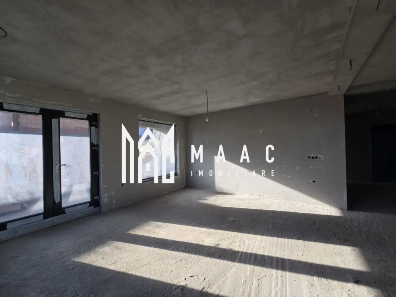 Casă 4 Camere | Individuala | 546MP Teren | Șelimbăr - MAAC Imobiliare vă propune spre vânzare o casă individuală situată într-o zonă deosebită, cu priveliște directă către munte, ideală pentru cei care își doresc confort, intimitate și un cadru natural de excepție, potrivită pentru locuință permanentă.

Proprietatea are o suprafață utilă de 137,9 mp, o suprafață construită desfășurată de 190 mp și este amplasată pe un teren de 546 mp. Terasa generoasă de 31,7 mp completează armonios spațiul exterior, iar regimul de înălțime este parter, cu placă peste parter și posibilitate de mansardare.

Compartimentarea este practică și funcțională:
-4 camere
-3 dormitoare, dintre care dormitor matrimonial cu baie proprie și dressing
-living spațios, cu acces către terasă
-bucătărie separată, cu acces la cămară / cameră tehnică
-baie secundară
-debara / spațiu de depozitare
-loc de scară pentru acces către pod, pod cu placă, ideal pentru mansardare

Avantajele proprietății:
-casă pe un singur nivel, oferind confort maxim
-terasă de 31,7 mp
-teren de 546 mp
-priveliște superbă către munte
-posibilitate de extindere prin mansardare
-zonă aerisită și liniștită, cu vecinătăți de calitate

Această casă individuală reprezintă alegerea ideală pentru o familie care caută o locuință modernă, bine compartimentată, într-un cadru natural deosebit.

Pentru mai multe detalii și programarea unei vizionări vă rugăm să menționați la telefon numărul CP2852716.