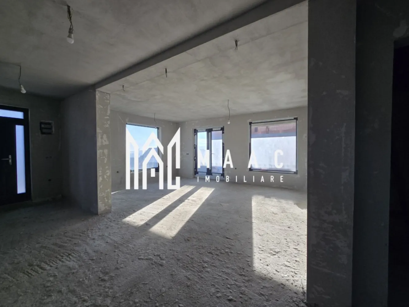 Casă 4 Camere | Individuala | 546MP Teren | Șelimbăr - MAAC Imobiliare vă propune spre vânzare o casă individuală situată într-o zonă deosebită, cu priveliște directă către munte, ideală pentru cei care își doresc confort, intimitate și un cadru natural de excepție, potrivită pentru locuință permanentă.

Proprietatea are o suprafață utilă de 137,9 mp, o suprafață construită desfășurată de 190 mp și este amplasată pe un teren de 546 mp. Terasa generoasă de 31,7 mp completează armonios spațiul exterior, iar regimul de înălțime este parter, cu placă peste parter și posibilitate de mansardare.

Compartimentarea este practică și funcțională:
-4 camere
-3 dormitoare, dintre care dormitor matrimonial cu baie proprie și dressing
-living spațios, cu acces către terasă
-bucătărie separată, cu acces la cămară / cameră tehnică
-baie secundară
-debara / spațiu de depozitare
-loc de scară pentru acces către pod, pod cu placă, ideal pentru mansardare

Avantajele proprietății:
-casă pe un singur nivel, oferind confort maxim
-terasă de 31,7 mp
-teren de 546 mp
-priveliște superbă către munte
-posibilitate de extindere prin mansardare
-zonă aerisită și liniștită, cu vecinătăți de calitate

Această casă individuală reprezintă alegerea ideală pentru o familie care caută o locuință modernă, bine compartimentată, într-un cadru natural deosebit.

Pentru mai multe detalii și programarea unei vizionări vă rugăm să menționați la telefon numărul CP2852716.