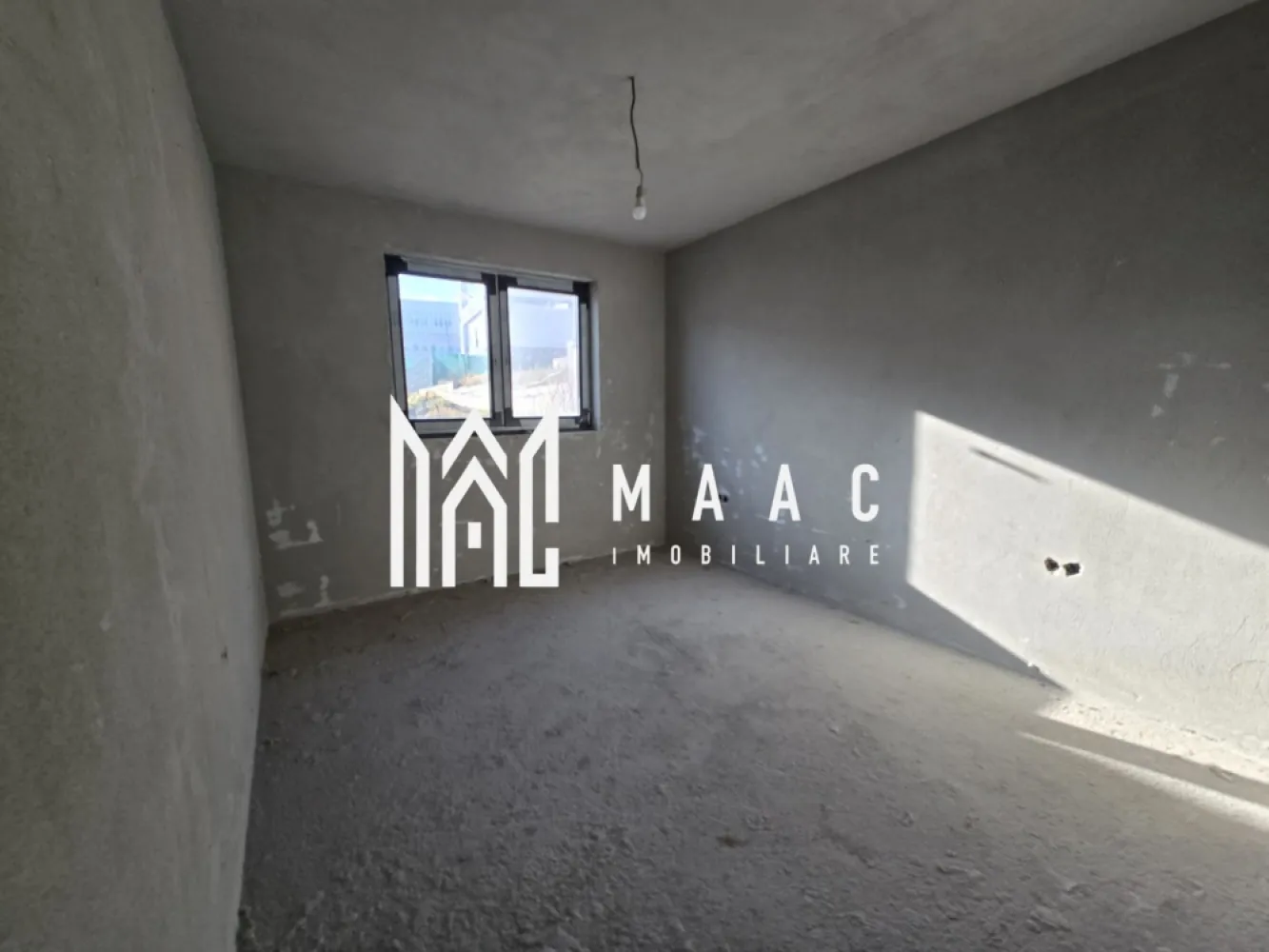 Casă 4 Camere | Individuala | 546MP Teren | Șelimbăr - MAAC Imobiliare vă propune spre vânzare o casă individuală situată într-o zonă deosebită, cu priveliște directă către munte, ideală pentru cei care își doresc confort, intimitate și un cadru natural de excepție, potrivită pentru locuință permanentă.

Proprietatea are o suprafață utilă de 137,9 mp, o suprafață construită desfășurată de 190 mp și este amplasată pe un teren de 546 mp. Terasa generoasă de 31,7 mp completează armonios spațiul exterior, iar regimul de înălțime este parter, cu placă peste parter și posibilitate de mansardare.

Compartimentarea este practică și funcțională:
-4 camere
-3 dormitoare, dintre care dormitor matrimonial cu baie proprie și dressing
-living spațios, cu acces către terasă
-bucătărie separată, cu acces la cămară / cameră tehnică
-baie secundară
-debara / spațiu de depozitare
-loc de scară pentru acces către pod, pod cu placă, ideal pentru mansardare

Avantajele proprietății:
-casă pe un singur nivel, oferind confort maxim
-terasă de 31,7 mp
-teren de 546 mp
-priveliște superbă către munte
-posibilitate de extindere prin mansardare
-zonă aerisită și liniștită, cu vecinătăți de calitate

Această casă individuală reprezintă alegerea ideală pentru o familie care caută o locuință modernă, bine compartimentată, într-un cadru natural deosebit.

Pentru mai multe detalii și programarea unei vizionări vă rugăm să menționați la telefon numărul CP2852716.