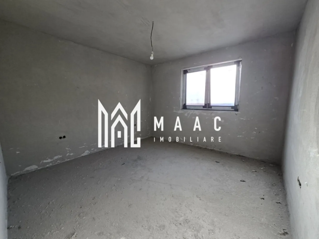 Casă 4 Camere | Individuala | 546MP Teren | Șelimbăr - MAAC Imobiliare vă propune spre vânzare o casă individuală situată într-o zonă deosebită, cu priveliște directă către munte, ideală pentru cei care își doresc confort, intimitate și un cadru natural de excepție, potrivită pentru locuință permanentă.

Proprietatea are o suprafață utilă de 137,9 mp, o suprafață construită desfășurată de 190 mp și este amplasată pe un teren de 546 mp. Terasa generoasă de 31,7 mp completează armonios spațiul exterior, iar regimul de înălțime este parter, cu placă peste parter și posibilitate de mansardare.

Compartimentarea este practică și funcțională:
-4 camere
-3 dormitoare, dintre care dormitor matrimonial cu baie proprie și dressing
-living spațios, cu acces către terasă
-bucătărie separată, cu acces la cămară / cameră tehnică
-baie secundară
-debara / spațiu de depozitare
-loc de scară pentru acces către pod, pod cu placă, ideal pentru mansardare

Avantajele proprietății:
-casă pe un singur nivel, oferind confort maxim
-terasă de 31,7 mp
-teren de 546 mp
-priveliște superbă către munte
-posibilitate de extindere prin mansardare
-zonă aerisită și liniștită, cu vecinătăți de calitate

Această casă individuală reprezintă alegerea ideală pentru o familie care caută o locuință modernă, bine compartimentată, într-un cadru natural deosebit.

Pentru mai multe detalii și programarea unei vizionări vă rugăm să menționați la telefon numărul CP2852716.