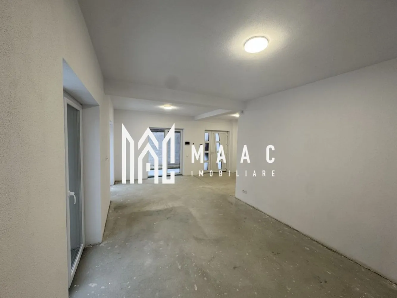 Casă 4 camere | Constructie noua I 350 mp teren I Turnisor - MAAC Imobiliare vă propune spre vânzare o casă nouă, intabulată, finalizată la sfârșitul anului 2025, situată într-o zonă liniștită, cu acces rapid către centrul Sibiului și magazine. Proprietatea este ideală pentru o familie care își dorește confort, spațiu și dotări moderne.

Detalii proprietate
Teren: 350 mp
Suprafață construită: aprox. 150 mp
Regim de înălțime: Parter + Etaj + Pod
Balcon: aprox. 10 mp

Compartimentare
Parter: living generos, bucătărie separată, baie, hol, casa scarii
Etaj: dormitor matrimonial cu baie proprie, 2 dormitoare mai mici, baie, balcon
Pod: placă de beton turnată, izolat cu vată minerală, 
Spațiu ideal pentru depozitare sau amenajare ulterioară

Construcție din cărămidă, 30 cm grosime.
Izolație exterioară cu polistiren de 10 cm
Ferestre Salamander, cu 3 rânduri de sticlă
Încălzire în pardoseală, complet funcțională
Centrală termică montată
Instalații sanitare și electrice realizate
Prize pentru aer condiționat în fiecare cameră
Routere montate în tavane
Curent trifazic
Pregătire pentru: stație de încărcare mașină electrică, panouri solare
Sistem de alarmă, camere video, interfon
Poartă automatizată cu telecomandă

 Exterior
Curte complet amenajată și pavată
Spațiu verde în jurul casei
Gard finalizat integral

Exterior complet finisat

Stadiu interior
Interiorul este la stadiul „la alb”, oferind libertatea totală de a alege finisajele după propriul gust.

 Locație: zonă liniștită, aproape de magazine — ideală pentru viața de familie.
Contactați MAAC Imobiliare pentru mai multe informații. Menționati CP2871272 !