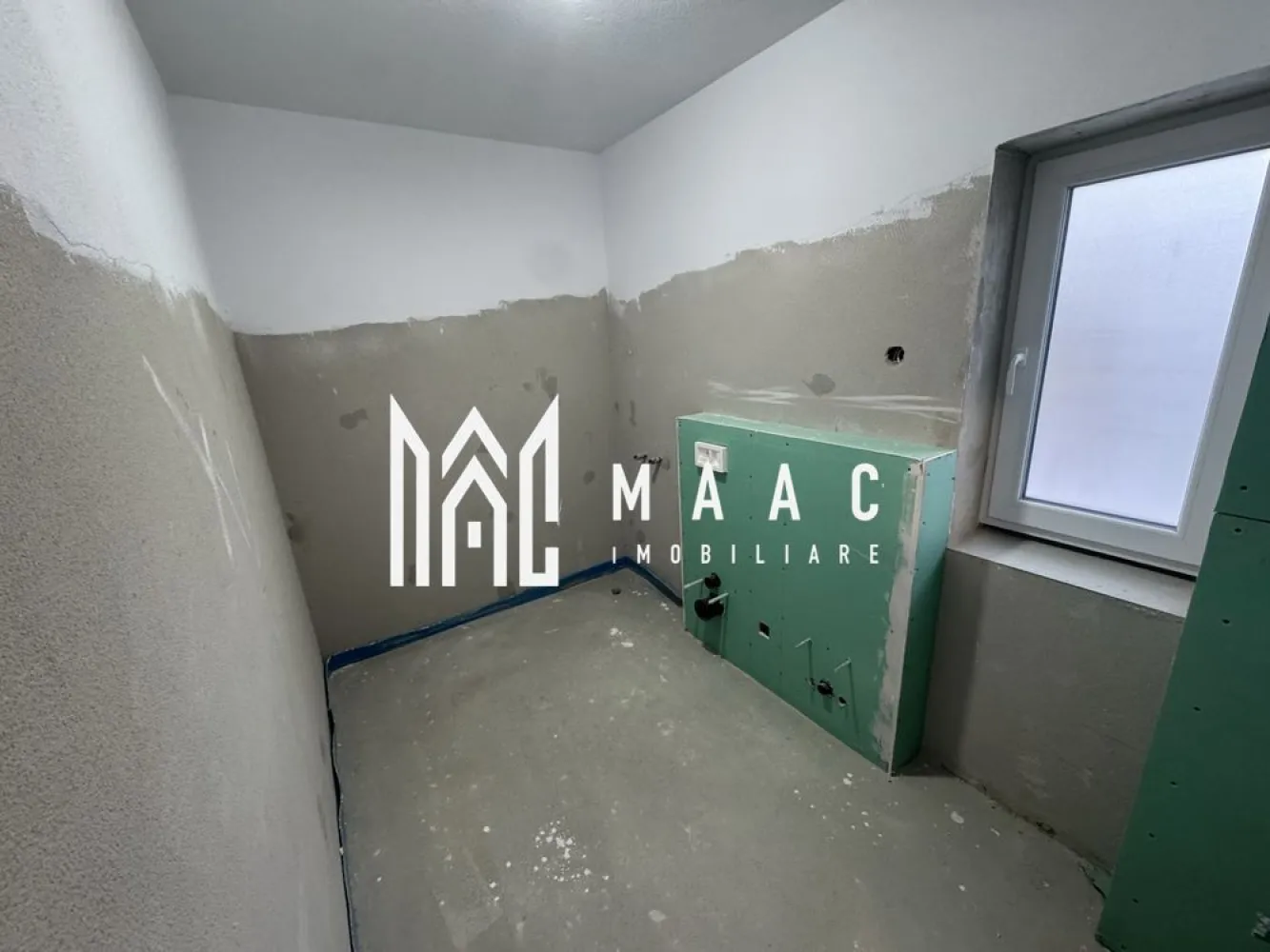 Casă 4 camere | Constructie noua I 350 mp teren I Turnisor - MAAC Imobiliare vă propune spre vânzare o casă nouă, intabulată, finalizată la sfârșitul anului 2025, situată într-o zonă liniștită, cu acces rapid către centrul Sibiului și magazine. Proprietatea este ideală pentru o familie care își dorește confort, spațiu și dotări moderne.

Detalii proprietate
Teren: 350 mp
Suprafață construită: aprox. 150 mp
Regim de înălțime: Parter + Etaj + Pod
Balcon: aprox. 10 mp

Compartimentare
Parter: living generos, bucătărie separată, baie, hol, casa scarii
Etaj: dormitor matrimonial cu baie proprie, 2 dormitoare mai mici, baie, balcon
Pod: placă de beton turnată, izolat cu vată minerală, 
Spațiu ideal pentru depozitare sau amenajare ulterioară

Construcție din cărămidă, 30 cm grosime.
Izolație exterioară cu polistiren de 10 cm
Ferestre Salamander, cu 3 rânduri de sticlă
Încălzire în pardoseală, complet funcțională
Centrală termică montată
Instalații sanitare și electrice realizate
Prize pentru aer condiționat în fiecare cameră
Routere montate în tavane
Curent trifazic
Pregătire pentru: stație de încărcare mașină electrică, panouri solare
Sistem de alarmă, camere video, interfon
Poartă automatizată cu telecomandă

 Exterior
Curte complet amenajată și pavată
Spațiu verde în jurul casei
Gard finalizat integral

Exterior complet finisat

Stadiu interior
Interiorul este la stadiul „la alb”, oferind libertatea totală de a alege finisajele după propriul gust.

 Locație: zonă liniștită, aproape de magazine — ideală pentru viața de familie.
Contactați MAAC Imobiliare pentru mai multe informații. Menționati CP2871272 !