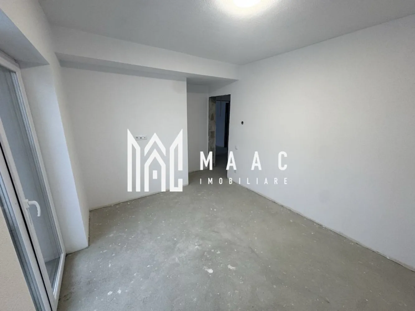 Casă 4 camere | Constructie noua I 350 mp teren I Turnisor - MAAC Imobiliare vă propune spre vânzare o casă nouă, intabulată, finalizată la sfârșitul anului 2025, situată într-o zonă liniștită, cu acces rapid către centrul Sibiului și magazine. Proprietatea este ideală pentru o familie care își dorește confort, spațiu și dotări moderne.

Detalii proprietate
Teren: 350 mp
Suprafață construită: aprox. 150 mp
Regim de înălțime: Parter + Etaj + Pod
Balcon: aprox. 10 mp

Compartimentare
Parter: living generos, bucătărie separată, baie, hol, casa scarii
Etaj: dormitor matrimonial cu baie proprie, 2 dormitoare mai mici, baie, balcon
Pod: placă de beton turnată, izolat cu vată minerală, 
Spațiu ideal pentru depozitare sau amenajare ulterioară

Construcție din cărămidă, 30 cm grosime.
Izolație exterioară cu polistiren de 10 cm
Ferestre Salamander, cu 3 rânduri de sticlă
Încălzire în pardoseală, complet funcțională
Centrală termică montată
Instalații sanitare și electrice realizate
Prize pentru aer condiționat în fiecare cameră
Routere montate în tavane
Curent trifazic
Pregătire pentru: stație de încărcare mașină electrică, panouri solare
Sistem de alarmă, camere video, interfon
Poartă automatizată cu telecomandă

 Exterior
Curte complet amenajată și pavată
Spațiu verde în jurul casei
Gard finalizat integral

Exterior complet finisat

Stadiu interior
Interiorul este la stadiul „la alb”, oferind libertatea totală de a alege finisajele după propriul gust.

 Locație: zonă liniștită, aproape de magazine — ideală pentru viața de familie.
Contactați MAAC Imobiliare pentru mai multe informații. Menționati CP2871272 !