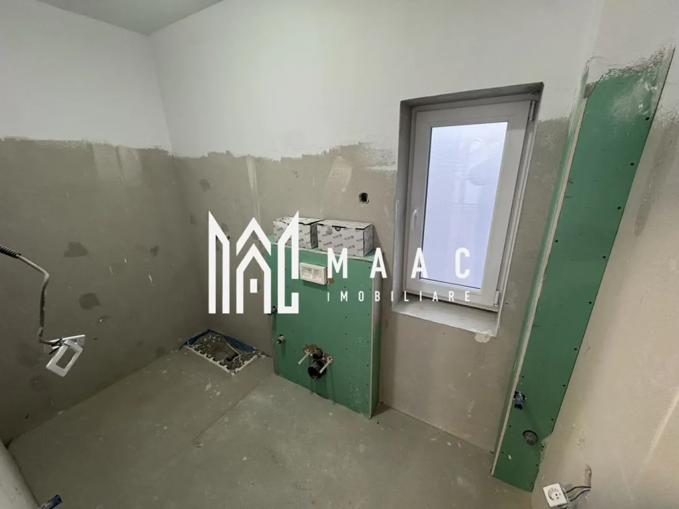 Casă 4 camere | Constructie noua I 350 mp teren I Turnisor - MAAC Imobiliare vă propune spre vânzare o casă nouă, intabulată, finalizată la sfârșitul anului 2025, situată într-o zonă liniștită, cu acces rapid către centrul Sibiului și magazine. Proprietatea este ideală pentru o familie care își dorește confort, spațiu și dotări moderne.

Detalii proprietate
Teren: 350 mp
Suprafață construită: aprox. 150 mp
Regim de înălțime: Parter + Etaj + Pod
Balcon: aprox. 10 mp

Compartimentare
Parter: living generos, bucătărie separată, baie, hol, casa scarii
Etaj: dormitor matrimonial cu baie proprie, 2 dormitoare mai mici, baie, balcon
Pod: placă de beton turnată, izolat cu vată minerală, 
Spațiu ideal pentru depozitare sau amenajare ulterioară

Construcție din cărămidă, 30 cm grosime.
Izolație exterioară cu polistiren de 10 cm
Ferestre Salamander, cu 3 rânduri de sticlă
Încălzire în pardoseală, complet funcțională
Centrală termică montată
Instalații sanitare și electrice realizate
Prize pentru aer condiționat în fiecare cameră
Routere montate în tavane
Curent trifazic
Pregătire pentru: stație de încărcare mașină electrică, panouri solare
Sistem de alarmă, camere video, interfon
Poartă automatizată cu telecomandă

 Exterior
Curte complet amenajată și pavată
Spațiu verde în jurul casei
Gard finalizat integral

Exterior complet finisat

Stadiu interior
Interiorul este la stadiul „la alb”, oferind libertatea totală de a alege finisajele după propriul gust.

 Locație: zonă liniștită, aproape de magazine — ideală pentru viața de familie.
Contactați MAAC Imobiliare pentru mai multe informații. Menționati CP2871272 !