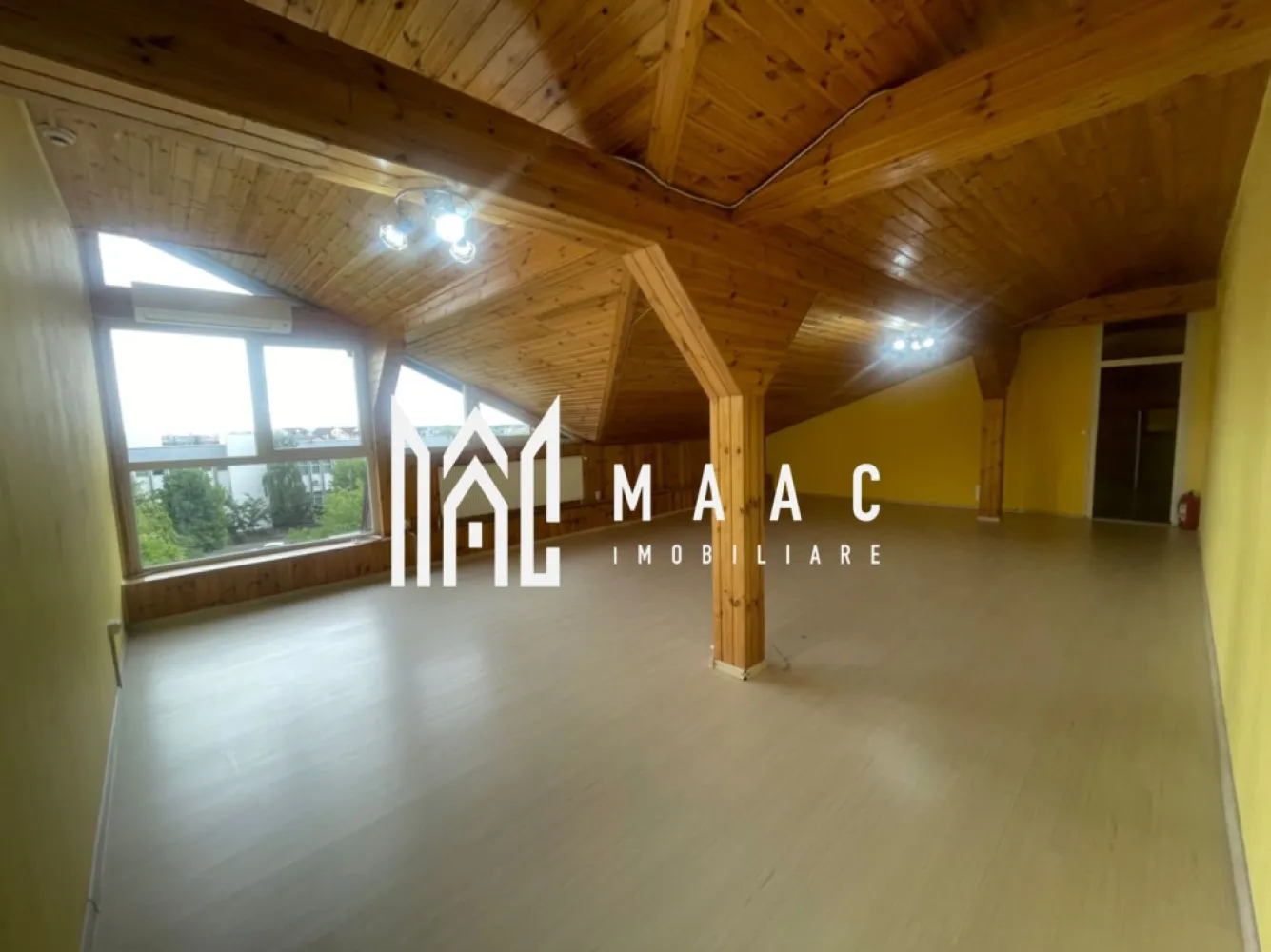 Spatiu birouri open space| 57 mp | Central - MAAC Imobiliare vă propune spre închiriere un spațiu de birouri open space, situat aproape de centrul orașului Sibiu, în apropiere de Kaufland și alte puncte de interes.

Spațiul are o suprafață de 57 mp și este potrivit pentru activități de birou, studio, sală de cursuri, showroom sau alte activități.

Beneficii:

- open space luminos
- acces la bucătărie și zonă de relaxare
- baie
- lift
- locuri de parcare
- acces facil către principalele zone ale orașului

Pentru mai multe detalii și programarea unei vizionări, contactați MAAC Imobiliare și menționați ID-ul proprietății: CP3107153