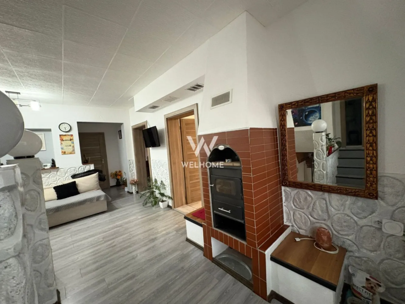 Casa tip duplex - 4 camere, balcon si curte proprie - Zona Lazaret - Ofer spre vanzare o proprietate deosebita, situata la etajul 1 al unei vile din zona Lazaret, Sibiu, cu acces complet separat si curte proprie amenajata – o alegere ideala pentru cei care isi doresc confortul unei case, dar si avantajele unei locuinte usor de intretinut.

Locuinta beneficiaza de o suprafata utila de 90 mp si de o compartimentare practica, gandita pentru confortul unei familii.

Compartimentare: hol de acces, living luminos cu bucatarie open-space complet echipata, 3 dormitoare, baie si balcon de 6 mp

Proprietatea dispune de o curte privata de aproximativ 100 mp, complet delimitata si amenajata cu:

zona verde
pavaj
spatiu pentru gratar
casuta pentru depozitare

Curtea reprezinta un spatiu ideal pentru relaxare, timp petrecut in familie sau seri linistite alaturi de prieteni.

Avantaje:

acces separat fata de parter
curte proprie amenajata
intimitate si confort similare unei case individuale
complet mobilata si utilata
compartimentare eficienta
spatiu exterior
zona linistita, cu acces rapid catre centrul orasului, Gara Sibiu si zonele comerciale

Zona Lazaret este apreciata pentru accesibilitate, infrastructura dezvoltata si atmosfera rezidentiala placuta.