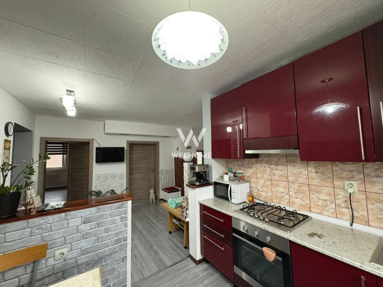 Casa tip duplex - 4 camere, balcon si curte proprie - Zona Lazaret - Ofer spre vanzare o proprietate deosebita, situata la etajul 1 al unei vile din zona Lazaret, Sibiu, cu acces complet separat si curte proprie amenajata – o alegere ideala pentru cei care isi doresc confortul unei case, dar si avantajele unei locuinte usor de intretinut.

Locuinta beneficiaza de o suprafata utila de 90 mp si de o compartimentare practica, gandita pentru confortul unei familii.

Compartimentare: hol de acces, living luminos cu bucatarie open-space complet echipata, 3 dormitoare, baie si balcon de 6 mp

Proprietatea dispune de o curte privata de aproximativ 100 mp, complet delimitata si amenajata cu:

zona verde
pavaj
spatiu pentru gratar
casuta pentru depozitare

Curtea reprezinta un spatiu ideal pentru relaxare, timp petrecut in familie sau seri linistite alaturi de prieteni.

Avantaje:

acces separat fata de parter
curte proprie amenajata
intimitate si confort similare unei case individuale
complet mobilata si utilata
compartimentare eficienta
spatiu exterior
zona linistita, cu acces rapid catre centrul orasului, Gara Sibiu si zonele comerciale

Zona Lazaret este apreciata pentru accesibilitate, infrastructura dezvoltata si atmosfera rezidentiala placuta.
