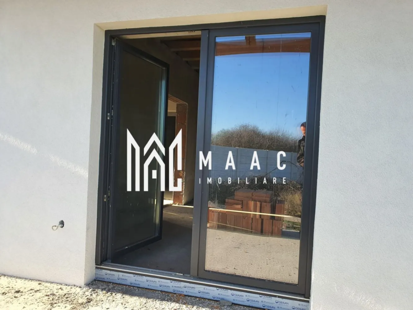 Casă modernă 3 camere | 350 mp teren I Cristian - MAAC Imobiliare vă propune spre vânzare o casă modernă, situată în Cristian, într-o zonă liniștită și bine dezvoltată. Proprietatea este ideală pentru o familie care își dorește confort, spațiu și posibilitatea de a-și personaliza interiorul după propriul gust.

Locuinta cuprinde: living, 2 dormitoare, hol, baie cu geam, bucătărie separată, cu ieșire pe terasa generoasă, acoperită.

Casa se vinde: la gata in exterior, la gri la interior sau la cheie, la cerere, în funcție de preferințele cumpărătorului (contra cost)
Construcția este realizată cu materiale de cea mai bună calitate, iar compartimentarea este practică și eficientă, ideală pentru viața de familie.

Racordată la toate utilitățile
Finisaje exterioare complete
La cerere, posibilitate de personalizare a finisajelor interioare

Teren de 350 mp, ideal pentru grădină, zonă de relaxare sau loc de joacă
Terasă generoasa acoperită, perfectă pentru petrecerea timpului în aer liber

 Locație: Cristian, jud. Sibiu — zonă apreciată, cu acces rapid către Sibiu și facilități esențiale.

Contactează-ne pentru mai multe detalii sau informații, specificați ca ați văzut anunțul cu ID: CP2854753!