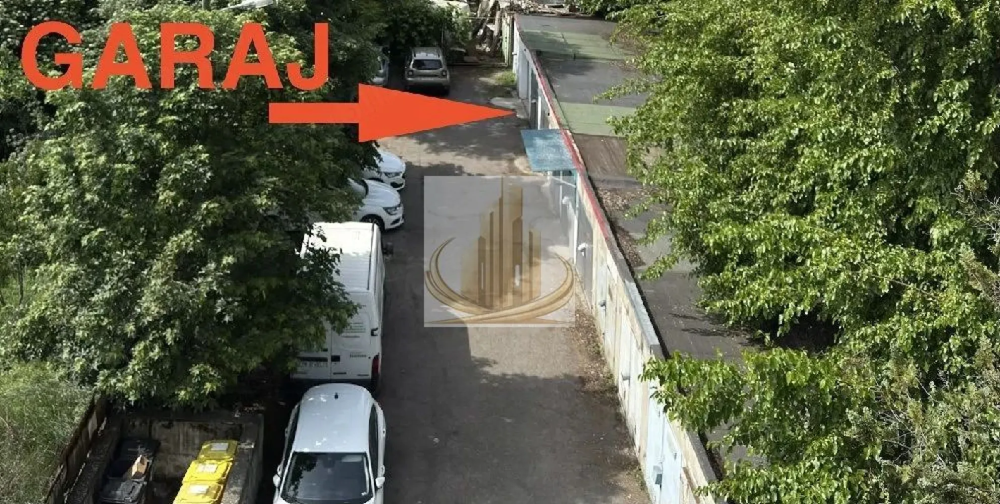 Apartament 2 camere zona medicina - Grand mobilis imobiliare

Va propunem un apartament 2 camere, ultracentral – zona Medicină / ISHO + garaj propriu inclus (CF separat)

Apartamentul este situat într-o zonă centrală foarte căutată a orașului, ideal atât pentru locuință personală, cât și pentru investiție imobiliară. Proprietatea este complet pregătită pentru mutare și a fost întreținută corespunzător.

📍 Localizare excelentă:

acces imediat către Universitatea de Medicină
hub-ul de birouri ISHO
mijloace de transport în comun
magazine, restaurante și alte puncte de interes

📐 Detalii apartament:

suprafață utilă: 42 mp
compartimentare practică:
• living
• dormitor
• bucătărie separată
• baie cu geam (aerisire naturală)
• balcon închis

🏢 Etaj 4/4
Poziționarea la ultimul etaj oferă mai multă liniște și luminozitate naturală pe tot parcursul zilei, fără zgomot de la vecinii de deasupra.

🔥 Confort termic:

centrală proprie pe gaz montată în 2022
bloc izolat termic eficient
costuri reduse de întreținere atât vara, cât și iarna

⚡ Dotări și renovări:

sistem de climatizare
instalație electrică refăcută complet
circuite separate pentru consumatori mari (plită, cuptor, AC etc.)
renovat anterior și bine întreținut

🛋️ Se vinde complet mobilat și utilat:

mobilier realizat la comandă în bucătărie și dormitor
electrocasnice incluse

🚗 Bonus important:
Apartamentul se vinde împreună cu garaj propriu, cu CF separat, situat chiar lângă bloc — un avantaj major într-o zonă ultracentrală.

Proprietatea este potrivită atât pentru locuire imediată, cât și pentru închiriere, având în vedere cererea constantă din zonă.

ID intern CP3107831