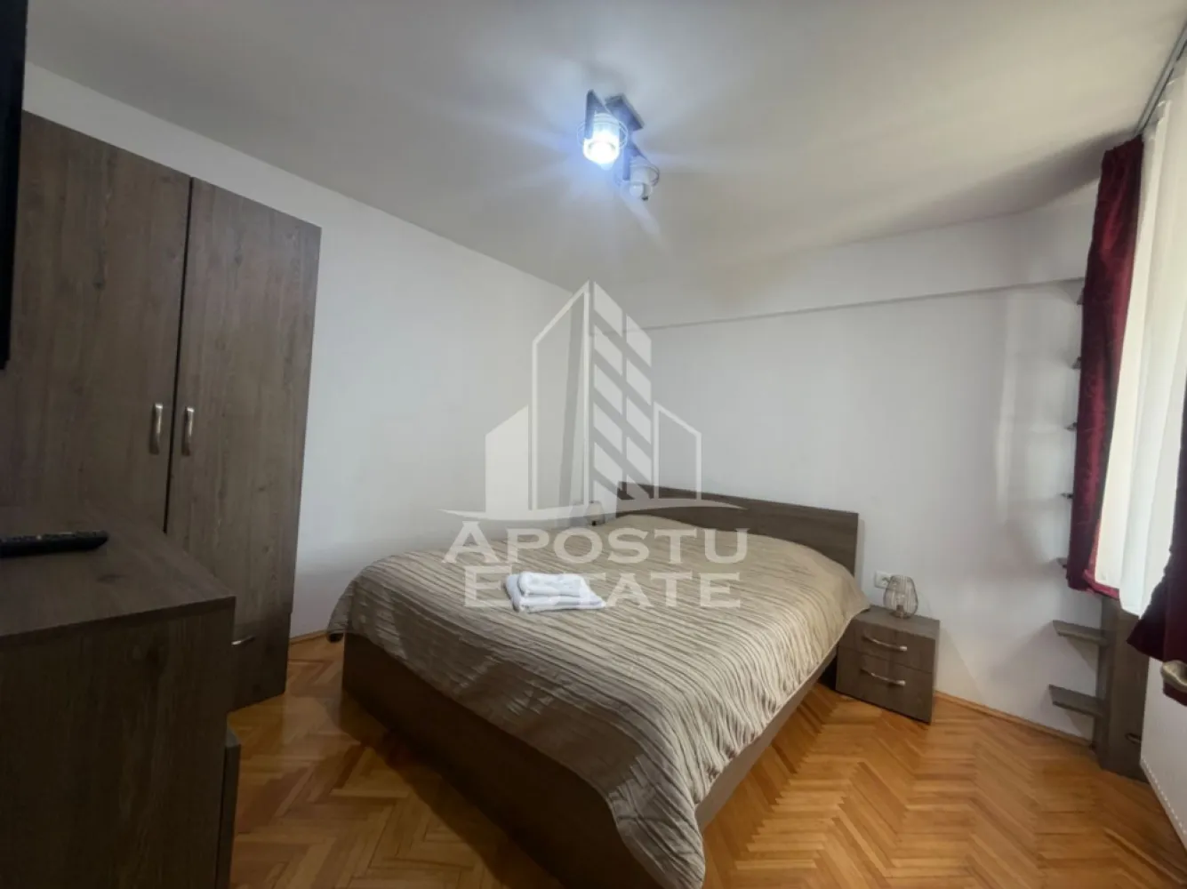 Apartament cu 4 camere, etajul 1, zona Dorobantilor, in Timisoara - Agentia imobiliara APOSTU ESTATE va propune spre inchiriere un apartament cu 4 camere, spatios si luminos, situat in zona Dorobantilor , o zona bine pozitionata din Timisoara, potrivit pentru cupluri,familii, sau studenti care isi doresc o locuinta unde sa se simta confortabil si cu acces facil catre scoli, statii de autobuz, supermarketuri , magazine de zona, parcuri.

Compartimentare:
-Hol de acces generos
-Bucatarie inchisa complet mobilata si utilata, cu loc de luat masa
-Living luminos si spatios
-Dormitor mobilat si utilat
-Dormitor secundar mobilat cu pat matrimonial
-Dormitor 3 cu pat matrimonial
-Baie prevazuta cu cada
-Baie prevazuta cu dus.

Confort si facilitati:
-Incalzirea apartamentului: centrala proprie

Localizare:

-Timis,Timisoara, zona Dorobantilor – acces facil spre magazine, supermarketuri ,centrul oraşului, si mijloace de transport in comun.

Ideal pentru:
-Familii
-Cupluri
-Studenti

Programeaza o vizionare pentru a-ti putea imagina viitorul aici!

ID intern: CP3097905!