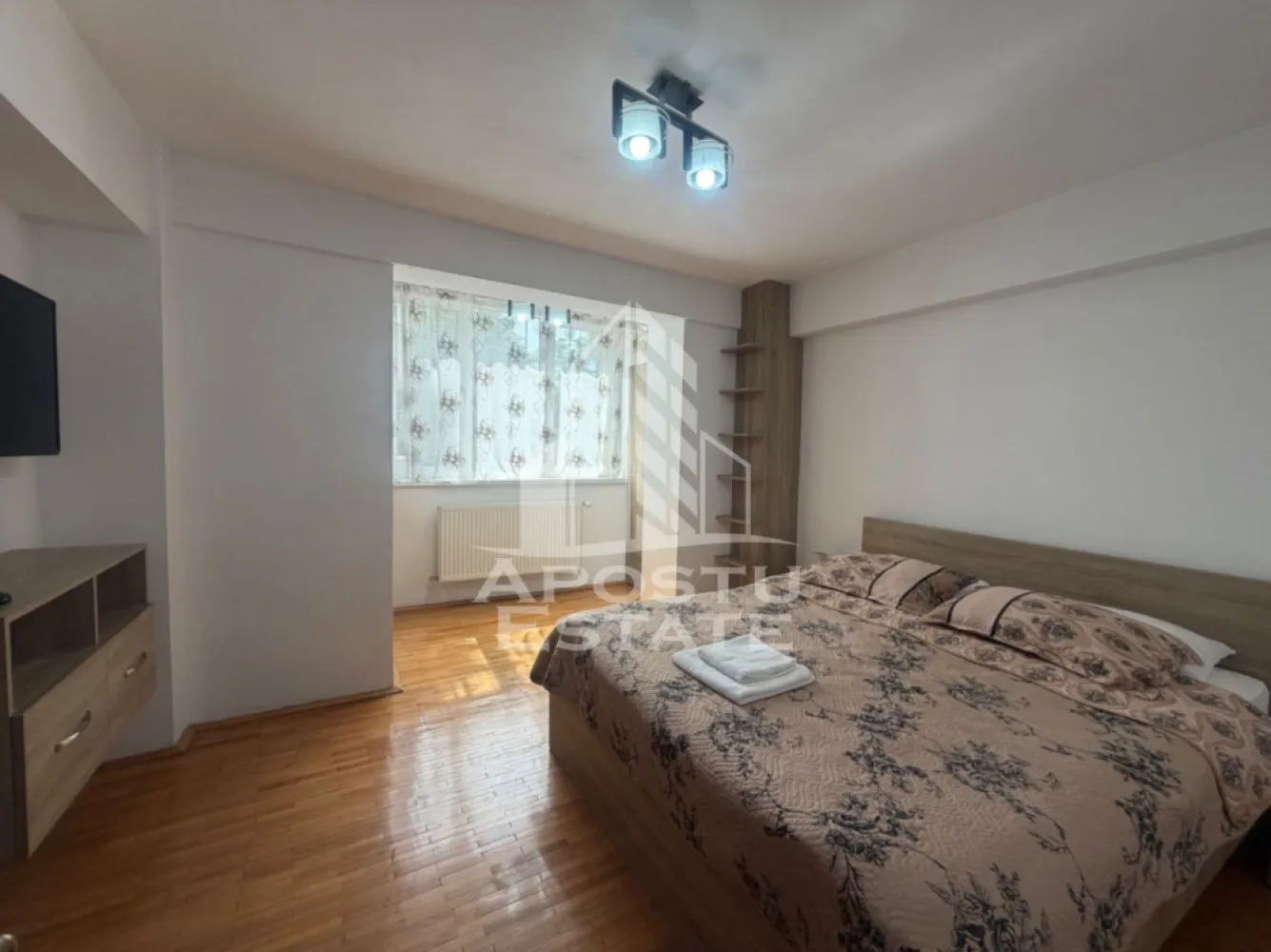 Apartament cu 4 camere, etajul 1, zona Dorobantilor, in Timisoara - Agentia imobiliara APOSTU ESTATE va propune spre inchiriere un apartament cu 4 camere, spatios si luminos, situat in zona Dorobantilor , o zona bine pozitionata din Timisoara, potrivit pentru cupluri,familii, sau studenti care isi doresc o locuinta unde sa se simta confortabil si cu acces facil catre scoli, statii de autobuz, supermarketuri , magazine de zona, parcuri.

Compartimentare:
-Hol de acces generos
-Bucatarie inchisa complet mobilata si utilata, cu loc de luat masa
-Living luminos si spatios
-Dormitor mobilat si utilat
-Dormitor secundar mobilat cu pat matrimonial
-Dormitor 3 cu pat matrimonial
-Baie prevazuta cu cada
-Baie prevazuta cu dus.

Confort si facilitati:
-Incalzirea apartamentului: centrala proprie

Localizare:

-Timis,Timisoara, zona Dorobantilor – acces facil spre magazine, supermarketuri ,centrul oraşului, si mijloace de transport in comun.

Ideal pentru:
-Familii
-Cupluri
-Studenti

Programeaza o vizionare pentru a-ti putea imagina viitorul aici!

ID intern: CP3097905!