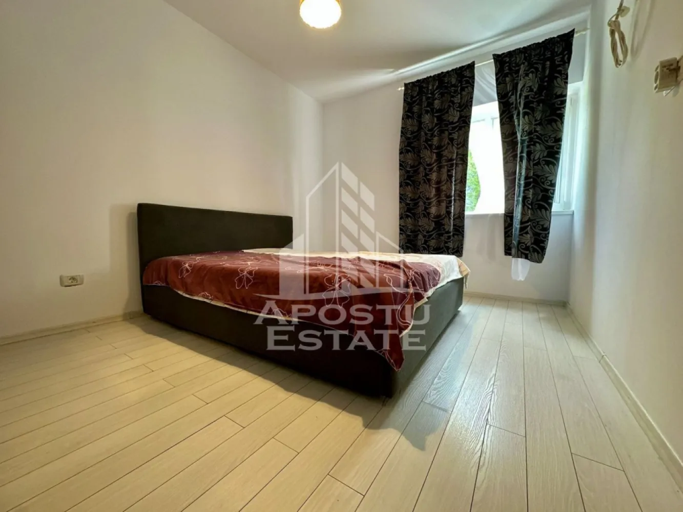 Apartament cu 2 camere de vanzare, bloc nou, zona Soarelui, Timisoara - APOSTU ESTATE va propune spre vanzare un apartament decomandat cu 2 camere, in bloc nou, situat in judetul Timis, Timisoara, zona Soarelui, una dintre cele mai apreciate zone rezidentiale ale orasului.
Imobilul este amplasat la parterul unui bloc anvelopat, cu regim de inaltime P+2E si dispune de o suprafata utila de 47 mp, fiind ideal atat pentru locuit, cat si pentru investitie.
Compartimentare:
- Hol de acces
- Bucatarie utilata
- Living
- Dormitor mobilat
- Baie 
- Balcon
Apartamentul beneficiaza de un confort termic ridicat, asigurat de centrala proprie pe gaz cu incalzire in pardoseala, completat de sistem de aer conditionat.
Proprietatea este situata intr-o zona linistita, cu acces facil catre numeroase puncte de interes: mijloace de transport in comun, locuri de parcare amenajate, Sud Plaza, magazine si supermarketuri, farmacii, institutii de invatamant (inclusiv Scoala Gimnaziala nr. 30), parcul Padurice, restaurante si cafenele.
Agentia imobiliara Apostu Estate va ofera consultanta bancara gratuita prin intermediul colaboratorilor nostri pentru alegerea celui mai potrivit tip de credit, astfel incat tu sa devi noul proprietar al acestui apartament.
Va asteptam cu drag la o vizionare chiar si astazi!
ID intern: CP3097816.