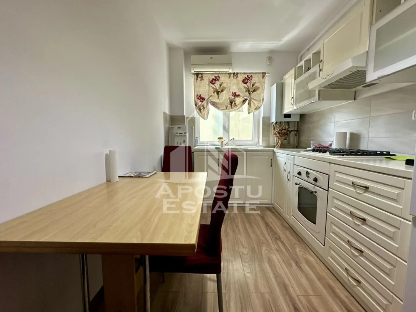 Apartament cu 2 camere de vanzare, bloc nou, zona Soarelui, Timisoara - APOSTU ESTATE va propune spre vanzare un apartament decomandat cu 2 camere, in bloc nou, situat in judetul Timis, Timisoara, zona Soarelui, una dintre cele mai apreciate zone rezidentiale ale orasului.
Imobilul este amplasat la parterul unui bloc anvelopat, cu regim de inaltime P+2E si dispune de o suprafata utila de 47 mp, fiind ideal atat pentru locuit, cat si pentru investitie.
Compartimentare:
- Hol de acces
- Bucatarie utilata
- Living
- Dormitor mobilat
- Baie 
- Balcon
Apartamentul beneficiaza de un confort termic ridicat, asigurat de centrala proprie pe gaz cu incalzire in pardoseala, completat de sistem de aer conditionat.
Proprietatea este situata intr-o zona linistita, cu acces facil catre numeroase puncte de interes: mijloace de transport in comun, locuri de parcare amenajate, Sud Plaza, magazine si supermarketuri, farmacii, institutii de invatamant (inclusiv Scoala Gimnaziala nr. 30), parcul Padurice, restaurante si cafenele.
Agentia imobiliara Apostu Estate va ofera consultanta bancara gratuita prin intermediul colaboratorilor nostri pentru alegerea celui mai potrivit tip de credit, astfel incat tu sa devi noul proprietar al acestui apartament.
Va asteptam cu drag la o vizionare chiar si astazi!
ID intern: CP3097816.