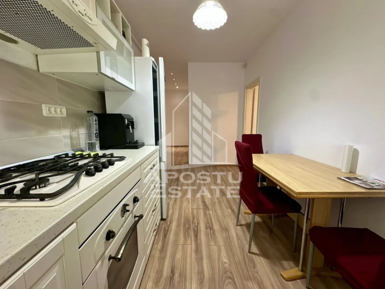 Apartament cu 2 camere de vanzare, bloc nou, zona Soarelui, Timisoara - APOSTU ESTATE va propune spre vanzare un apartament decomandat cu 2 camere, in bloc nou, situat in judetul Timis, Timisoara, zona Soarelui, una dintre cele mai apreciate zone rezidentiale ale orasului.
Imobilul este amplasat la parterul unui bloc anvelopat, cu regim de inaltime P+2E si dispune de o suprafata utila de 47 mp, fiind ideal atat pentru locuit, cat si pentru investitie.
Compartimentare:
- Hol de acces
- Bucatarie utilata
- Living
- Dormitor mobilat
- Baie 
- Balcon
Apartamentul beneficiaza de un confort termic ridicat, asigurat de centrala proprie pe gaz cu incalzire in pardoseala, completat de sistem de aer conditionat.
Proprietatea este situata intr-o zona linistita, cu acces facil catre numeroase puncte de interes: mijloace de transport in comun, locuri de parcare amenajate, Sud Plaza, magazine si supermarketuri, farmacii, institutii de invatamant (inclusiv Scoala Gimnaziala nr. 30), parcul Padurice, restaurante si cafenele.
Agentia imobiliara Apostu Estate va ofera consultanta bancara gratuita prin intermediul colaboratorilor nostri pentru alegerea celui mai potrivit tip de credit, astfel incat tu sa devi noul proprietar al acestui apartament.
Va asteptam cu drag la o vizionare chiar si astazi!
ID intern: CP3097816.