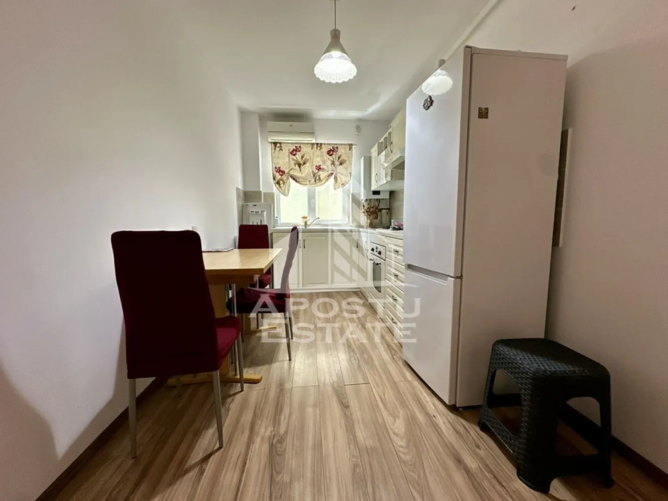 Apartament cu 2 camere de vanzare, bloc nou, zona Soarelui, Timisoara - APOSTU ESTATE va propune spre vanzare un apartament decomandat cu 2 camere, in bloc nou, situat in judetul Timis, Timisoara, zona Soarelui, una dintre cele mai apreciate zone rezidentiale ale orasului.
Imobilul este amplasat la parterul unui bloc anvelopat, cu regim de inaltime P+2E si dispune de o suprafata utila de 47 mp, fiind ideal atat pentru locuit, cat si pentru investitie.
Compartimentare:
- Hol de acces
- Bucatarie utilata
- Living
- Dormitor mobilat
- Baie 
- Balcon
Apartamentul beneficiaza de un confort termic ridicat, asigurat de centrala proprie pe gaz cu incalzire in pardoseala, completat de sistem de aer conditionat.
Proprietatea este situata intr-o zona linistita, cu acces facil catre numeroase puncte de interes: mijloace de transport in comun, locuri de parcare amenajate, Sud Plaza, magazine si supermarketuri, farmacii, institutii de invatamant (inclusiv Scoala Gimnaziala nr. 30), parcul Padurice, restaurante si cafenele.
Agentia imobiliara Apostu Estate va ofera consultanta bancara gratuita prin intermediul colaboratorilor nostri pentru alegerea celui mai potrivit tip de credit, astfel incat tu sa devi noul proprietar al acestui apartament.
Va asteptam cu drag la o vizionare chiar si astazi!
ID intern: CP3097816.