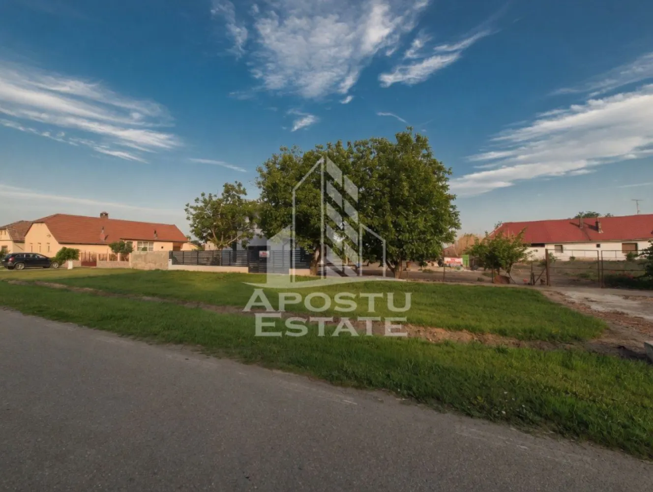 Casă de vânzare în Iecea Mică, de finalizat după propriul gust - Apostu Estate vă prezintă spre vânzare o casă în stadiu de finalizare, ideală pentru cei care își doresc să o amenajeze după propriul gust. Proprietatea are o suprafață de aproximativ 87 mp și este amplasată pe un teren total de 546 mp, oferind suficient spațiu pentru curte și grădină.
Casa este compusă din 2 dormitoare, 1 baie și o bucătărie open-space, fiind gândită pentru un stil de locuire modern și practic. Imobilul beneficiază de izolație de 10 cm, instalație electrică trifazică deja realizată, iar instalația pentru încălzire este pregătită pentru montarea unei pompe de căldură și pentru încălzire în pardoseală.
De asemenea, proprietatea dispune de ferestre tripan, uși din PVC, acoperiș realizat pe structură din lemn și tablă cu țiglă metalică, placă de beton și izolație din poliester de 10 cm. Sistemul de evacuare a apei este direcționat către o fosă de aproximativ 6 mc.
Un avantaj important îl reprezintă cele două intrări în locuință: una principală și una secundară prin camera tehnică, cu acces direct către curte sau grădină.
Pentru mai multe detalii și programarea unei vizionări, vă stăm cu drag la dispoziție.