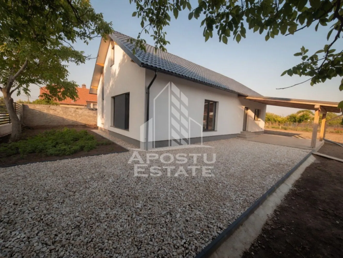 Casă de vânzare în Iecea Mică, de finalizat după propriul gust - Apostu Estate vă prezintă spre vânzare o casă în stadiu de finalizare, ideală pentru cei care își doresc să o amenajeze după propriul gust. Proprietatea are o suprafață de aproximativ 87 mp și este amplasată pe un teren total de 546 mp, oferind suficient spațiu pentru curte și grădină.
Casa este compusă din 2 dormitoare, 1 baie și o bucătărie open-space, fiind gândită pentru un stil de locuire modern și practic. Imobilul beneficiază de izolație de 10 cm, instalație electrică trifazică deja realizată, iar instalația pentru încălzire este pregătită pentru montarea unei pompe de căldură și pentru încălzire în pardoseală.
De asemenea, proprietatea dispune de ferestre tripan, uși din PVC, acoperiș realizat pe structură din lemn și tablă cu țiglă metalică, placă de beton și izolație din poliester de 10 cm. Sistemul de evacuare a apei este direcționat către o fosă de aproximativ 6 mc.
Un avantaj important îl reprezintă cele două intrări în locuință: una principală și una secundară prin camera tehnică, cu acces direct către curte sau grădină.
Pentru mai multe detalii și programarea unei vizionări, vă stăm cu drag la dispoziție.