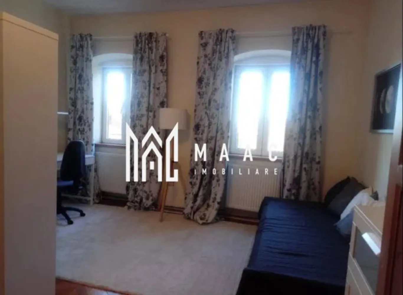Apartament 2 camere | 67 MPU | Ultracentral\Piata Mare - MAAC Imobiliare vă propune spre închiriere un apartament cochet cu 2 camere, compus din living cu loc de luat masa, dormitor cu separeu office, bucătărie separată, baie, hol și cămară, situat la parter înalt într-un imobil bine întreținut din zona istorică a orașului. Proprietatea este ideală pentru persoane singure sau cupluri care își doresc un spațiu confortabil, bine compartimentat și amplasat ultracentral, la doar 1 minut de Piața Mare.

Apartamentul impresionează prin atmosfera primitoare, compartimentarea practică și dotările complete, fiind pregătit pentru mutare. Spațiile sunt bine optimizate, iar zona office integrată în dormitor oferă un plus de confort și funcționalitate pentru cei care lucrează de acasă.

Compartimentare:
-living luminos cu zonă de relaxare și dining
-dormitor confortabil cu separeu office
-bucătărie separată, complet mobilată și utilată
-baie
-hol
-cămară
-pivniță

Dotări și avantaje:
-apartament complet mobilat și utilat
-centrală termică în condensare
-internet
-mașină de spălat rufe
-uscător de rufe
-frigider
-bucătărie complet echipată
-lenjerii incluse
-compartimentare practică și eficientă
-camere luminoase și primitoare
-zonă istorică ultracentrală
-la 1 minut de Piața Mare
-ideal pentru persoane care își doresc confort și acces rapid către punctele de interes ale orașului

Localizare:
Apartamentul este amplasat în zona Orașului de Sus, într-o locație excelentă, cu acces rapid către restaurante, cafenele, magazine, mijloace de transport și principalele atracții ale centrului istoric.

Condiții de închiriere:
-perioadă minimă de închiriere: 1 an

Pentru mai multe detalii sau pentru programarea unei vizionări, vă rugăm să ne contactați specificând ID: CP3105940