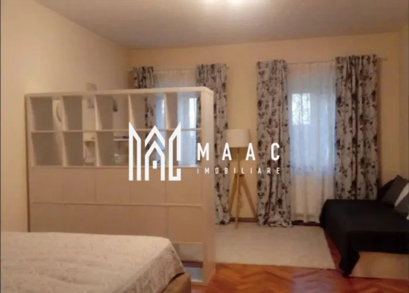 Apartament 2 camere | 67 MPU | Ultracentral\Piata Mare - MAAC Imobiliare vă propune spre închiriere un apartament cochet cu 2 camere, compus din living cu loc de luat masa, dormitor cu separeu office, bucătărie separată, baie, hol și cămară, situat la parter înalt într-un imobil bine întreținut din zona istorică a orașului. Proprietatea este ideală pentru persoane singure sau cupluri care își doresc un spațiu confortabil, bine compartimentat și amplasat ultracentral, la doar 1 minut de Piața Mare.

Apartamentul impresionează prin atmosfera primitoare, compartimentarea practică și dotările complete, fiind pregătit pentru mutare. Spațiile sunt bine optimizate, iar zona office integrată în dormitor oferă un plus de confort și funcționalitate pentru cei care lucrează de acasă.

Compartimentare:
-living luminos cu zonă de relaxare și dining
-dormitor confortabil cu separeu office
-bucătărie separată, complet mobilată și utilată
-baie
-hol
-cămară
-pivniță

Dotări și avantaje:
-apartament complet mobilat și utilat
-centrală termică în condensare
-internet
-mașină de spălat rufe
-uscător de rufe
-frigider
-bucătărie complet echipată
-lenjerii incluse
-compartimentare practică și eficientă
-camere luminoase și primitoare
-zonă istorică ultracentrală
-la 1 minut de Piața Mare
-ideal pentru persoane care își doresc confort și acces rapid către punctele de interes ale orașului

Localizare:
Apartamentul este amplasat în zona Orașului de Sus, într-o locație excelentă, cu acces rapid către restaurante, cafenele, magazine, mijloace de transport și principalele atracții ale centrului istoric.

Condiții de închiriere:
-perioadă minimă de închiriere: 1 an

Pentru mai multe detalii sau pentru programarea unei vizionări, vă rugăm să ne contactați specificând ID: CP3105940
