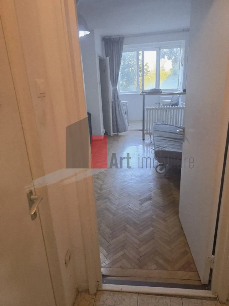 Garsoniera Costin Georgian - De închiriat garsonieră, zona Constantin Georgian
Se oferă spre închiriere o garsonieră modestă, confort 2, ideală pentru o persoană.
Detalii despre garsonieră:
Adresă: Strada C-tin Georgian, bl. cu 10 etaje, , etajul 3.
Dotări: Garsoniera este mobilată și utilată, incluzând mașină de spălat, aer condiționat, aragaz și frigider. Are gaz.
Stare: Nu dispune de îmbunătățiri, fiind ideală pentru cineva care caută o locuință simplă și funcțională, la un preț decent.
Detalii despre zonă:
Transport: Locația este excelentă pentru navetă. Stația de metrou Constantin Georgian este la doar 100 de metri, facilitând accesul rapid către orice zonă a orașului. De asemenea, în apropiere se găsesc stații pentru liniile de autobuz 253, 311, 102 și troleibuz 69, 90.
Parcuri și agrement: Pentru relaxare, Parcul Morarilor se află la o distanță scurtă de mers pe jos, oferind un spațiu verde unde te poți plimba sau alerga.
Alte facilități: În zonă ai acces rapid la magazine, farmacii și alte servicii.
Condiții de închiriere:
Chirie: 250 e in avans, garantie 250 e Comision agentie 50% din prima luna de chirie.
Se solicită: Maximă seriozitate din partea chiriașului.
Pentru mai multe informații și pentru a stabili o vizionare, vă rugăm ne contactati.