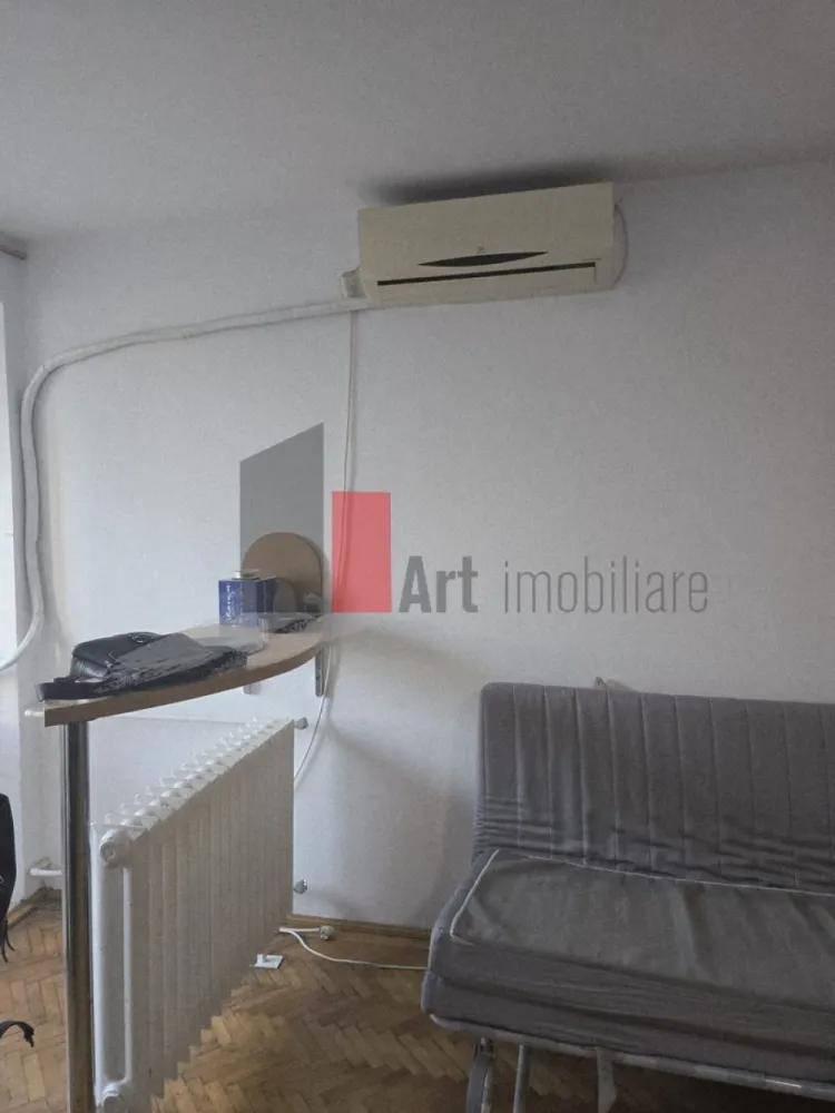 Garsoniera Costin Georgian - De închiriat garsonieră, zona Constantin Georgian
Se oferă spre închiriere o garsonieră modestă, confort 2, ideală pentru o persoană.
Detalii despre garsonieră:
Adresă: Strada C-tin Georgian, bl. cu 10 etaje, , etajul 3.
Dotări: Garsoniera este mobilată și utilată, incluzând mașină de spălat, aer condiționat, aragaz și frigider. Are gaz.
Stare: Nu dispune de îmbunătățiri, fiind ideală pentru cineva care caută o locuință simplă și funcțională, la un preț decent.
Detalii despre zonă:
Transport: Locația este excelentă pentru navetă. Stația de metrou Constantin Georgian este la doar 100 de metri, facilitând accesul rapid către orice zonă a orașului. De asemenea, în apropiere se găsesc stații pentru liniile de autobuz 253, 311, 102 și troleibuz 69, 90.
Parcuri și agrement: Pentru relaxare, Parcul Morarilor se află la o distanță scurtă de mers pe jos, oferind un spațiu verde unde te poți plimba sau alerga.
Alte facilități: În zonă ai acces rapid la magazine, farmacii și alte servicii.
Condiții de închiriere:
Chirie: 250 e in avans, garantie 250 e Comision agentie 50% din prima luna de chirie.
Se solicită: Maximă seriozitate din partea chiriașului.
Pentru mai multe informații și pentru a stabili o vizionare, vă rugăm ne contactati.