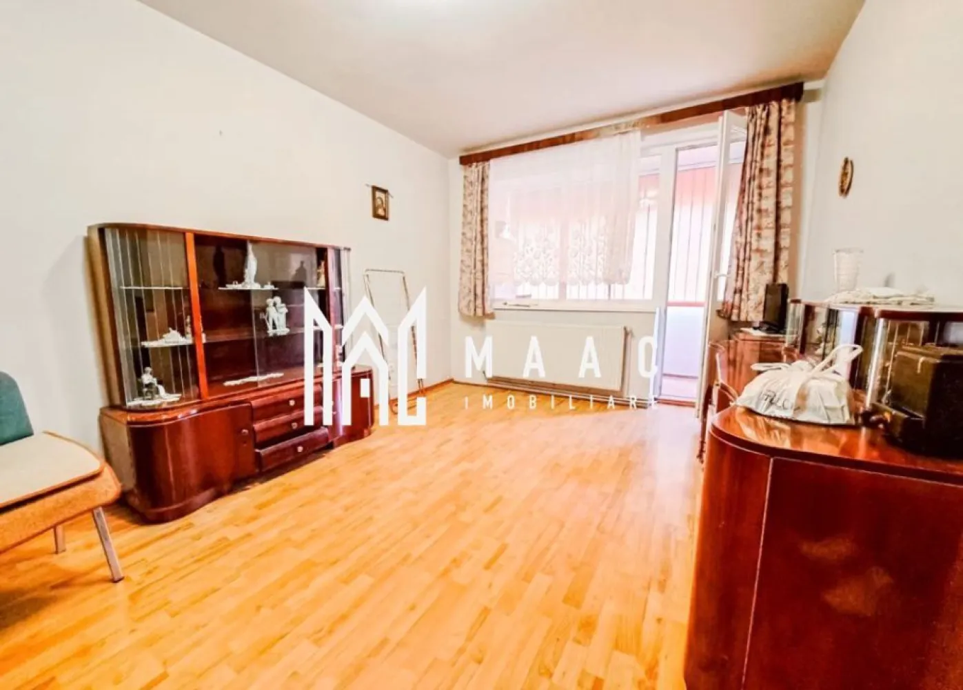 Apartament 2 camere de închiriat | Mihai Viteazul | parter - Apartament cu 2 camere de închiriat în Sibiu, zona Mihai Viteazul, cu 48 mp utili, balcon și vedere spre grădina blocului, disponibil pentru mutare imediată.

Detalii proprietate:
• Suprafață utilă: 48 mp
• Suprafață construită: 53 mp
• Situat la parter, într-un imobil cu 10 etaje
• An construcție: 1984
• Stare interioară bună
• Parțial mobilat
• 1 balcon și 1 loc de parcare
• Orientare Sud-Est
• Locuința este pet friendly

Apartamentul este amplasat în zona Mihai Viteazul din Sibiu și are vedere către grădina bine întreținută a blocului, cu deschidere către spațiul verde al imobilului.

Cod anunț CP3108253. Contactați echipa MAAC Imobiliare pentru detalii suplimentare și pentru programarea unei vizionări.

Conținut optimizat cu AI, aprobat de agent uman.
