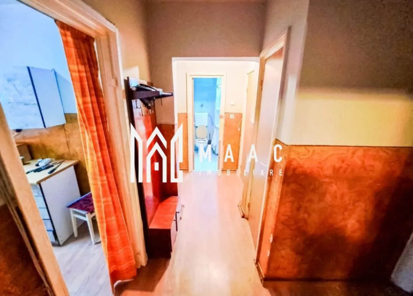 Apartament 2 camere de închiriat | Mihai Viteazul | parter - Apartament cu 2 camere de închiriat în Sibiu, zona Mihai Viteazul, cu 48 mp utili, balcon și vedere spre grădina blocului, disponibil pentru mutare imediată.

Detalii proprietate:
• Suprafață utilă: 48 mp
• Suprafață construită: 53 mp
• Situat la parter, într-un imobil cu 10 etaje
• An construcție: 1984
• Stare interioară bună
• Parțial mobilat
• 1 balcon și 1 loc de parcare
• Orientare Sud-Est
• Locuința este pet friendly

Apartamentul este amplasat în zona Mihai Viteazul din Sibiu și are vedere către grădina bine întreținută a blocului, cu deschidere către spațiul verde al imobilului.

Cod anunț CP3108253. Contactați echipa MAAC Imobiliare pentru detalii suplimentare și pentru programarea unei vizionări.

Conținut optimizat cu AI, aprobat de agent uman.