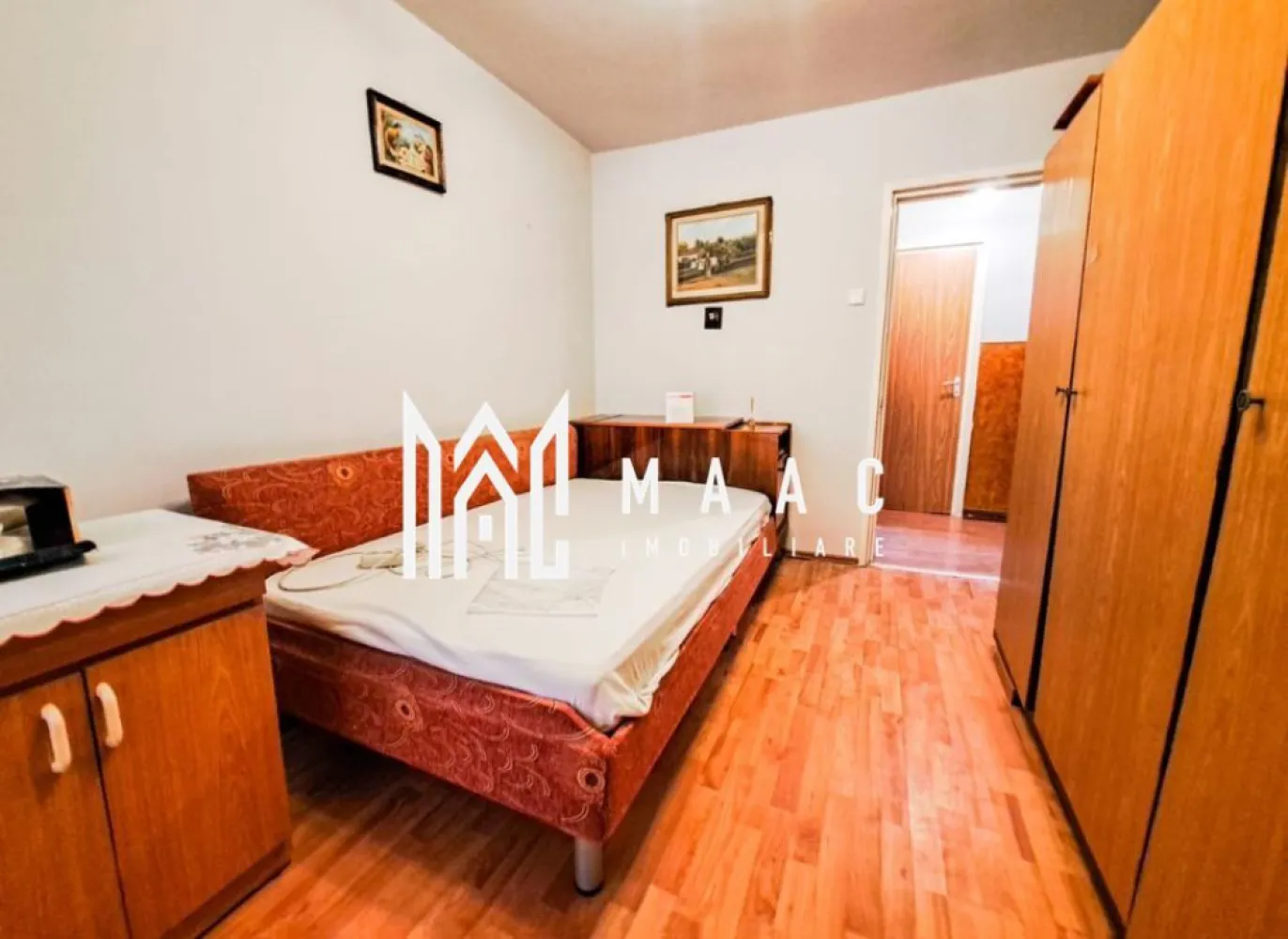Apartament 2 camere de închiriat | Mihai Viteazul | parter - Apartament cu 2 camere de închiriat în Sibiu, zona Mihai Viteazul, cu 48 mp utili, balcon și vedere spre grădina blocului, disponibil pentru mutare imediată.

Detalii proprietate:
• Suprafață utilă: 48 mp
• Suprafață construită: 53 mp
• Situat la parter, într-un imobil cu 10 etaje
• An construcție: 1984
• Stare interioară bună
• Parțial mobilat
• 1 balcon și 1 loc de parcare
• Orientare Sud-Est
• Locuința este pet friendly

Apartamentul este amplasat în zona Mihai Viteazul din Sibiu și are vedere către grădina bine întreținută a blocului, cu deschidere către spațiul verde al imobilului.

Cod anunț CP3108253. Contactați echipa MAAC Imobiliare pentru detalii suplimentare și pentru programarea unei vizionări.

Conținut optimizat cu AI, aprobat de agent uman.