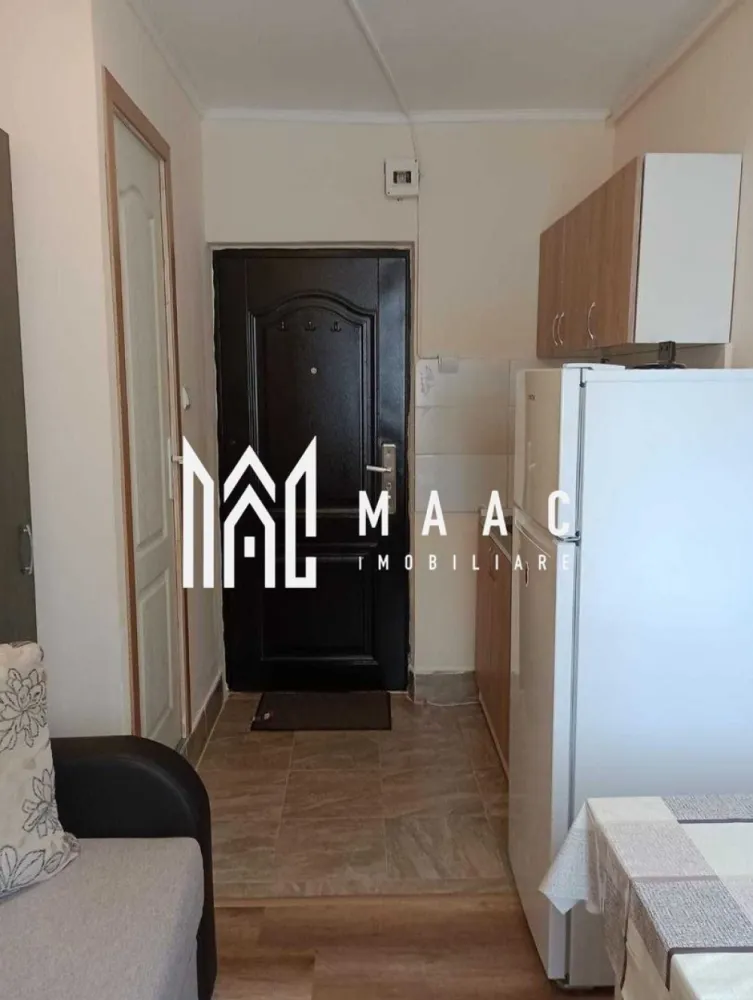 Garsoniera | Etaj 2 | 12 MPU | Investitie | Hipodrom 1 - MAAC Imobiliare vă propune spre vânzare o cameră situată în Sibiu, potrivită atât pentru locuit, cât și pentru investiție sau închiriere.

Locuința dispune de toate dotările necesare pentru confortul zilnic, fiind pregătită pentru mutare imediată.

Detalii proprietate
Cameră luminoasă și eficient compartimentată
WC pe hol
Spații de depozitare
Ideală pentru o persoană sau investiție
Dotări și beneficii
Boiler pentru apă caldă
Cabină de duș
Chiuvetă în cameră
TV
Frigider
Plită electrică
Cuptor cu microunde
Masă și mobilier inclus
Pat
Geam termopan
Ușă metalică
Finisaje:
gresie
faianță
parchet
Avantaje
Complet mobilată și utilată
Costuri reduse de întreținere
Disponibilă imediat
Pretabilă pentru investiție și închiriere
Avantaje locație
Aproape de:
magazine
stații de autobuz
farmacii
centre comerciale
Acces rapid către principalele zone ale orașului

Pentru mai multe informații sau pentru a programa o vizionare, nu ezitați să ne contactați, specificand ID: CP3107198