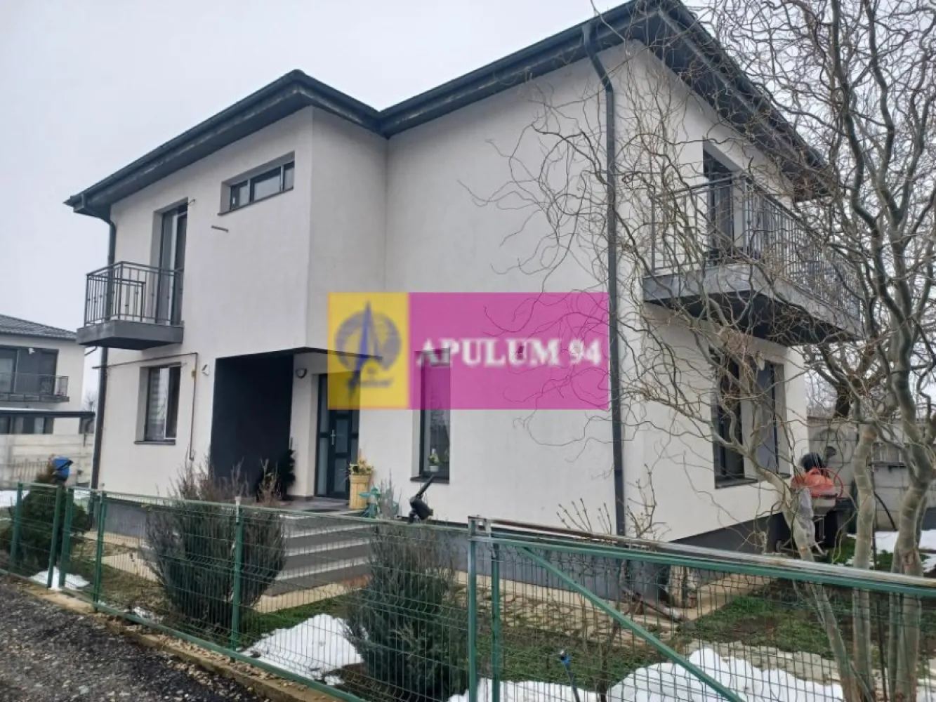 Joița, casă P+1E+pod, 124 mp utili + terasă, balcoane, magazie - Imobilul este amplasat in comuna Joița, într-o zonă semicentrală, la aproximativ 100 m de str Principală, ferită de zgomotul si poluarea traficului rutier. Casa este compartimentată astfel: la parter - living, hol, baie, bucatarie, cameră tehnică, casa scării si terasă acoperită. La etaj: 3 dormitoare, dresing, baie, hol, si 2 balcoane. Constructia are structura de rezistență din beton armat si zidărie din caramidă. A fost construită în 2019-2020. Este izolată termic cu polistiren de 100 mm si vată minerală si este acoperită cu tiglă metalică. Încălzirea locuinței se face cu o centrală termică pe gaze si calorifere. E finisată complet: parchet, gresie, faianță, termopan, obiecte sanitare. Se poate vinde semimobilată. Pret 165.000 EUR, neg. Nu se plătește TVA sau Comision.