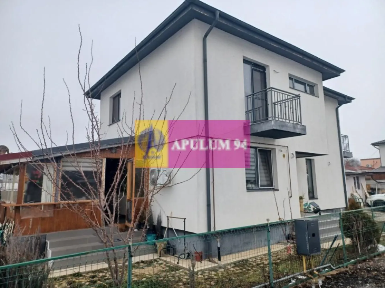 Joița, casă P+1E+pod, 124 mp utili + terasă, balcoane, magazie - Imobilul este amplasat in comuna Joița, într-o zonă semicentrală, la aproximativ 100 m de str Principală, ferită de zgomotul si poluarea traficului rutier. Casa este compartimentată astfel: la parter - living, hol, baie, bucatarie, cameră tehnică, casa scării si terasă acoperită. La etaj: 3 dormitoare, dresing, baie, hol, si 2 balcoane. Constructia are structura de rezistență din beton armat si zidărie din caramidă. A fost construită în 2019-2020. Este izolată termic cu polistiren de 100 mm si vată minerală si este acoperită cu tiglă metalică. Încălzirea locuinței se face cu o centrală termică pe gaze si calorifere. E finisată complet: parchet, gresie, faianță, termopan, obiecte sanitare. Se poate vinde semimobilată. Pret 165.000 EUR, neg. Nu se plătește TVA sau Comision.