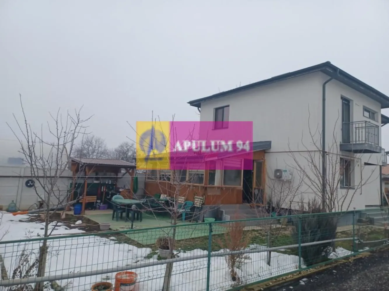 Joița, casă P+1E+pod, 124 mp utili + terasă, balcoane, magazie - Imobilul este amplasat in comuna Joița, într-o zonă semicentrală, la aproximativ 100 m de str Principală, ferită de zgomotul si poluarea traficului rutier. Casa este compartimentată astfel: la parter - living, hol, baie, bucatarie, cameră tehnică, casa scării si terasă acoperită. La etaj: 3 dormitoare, dresing, baie, hol, si 2 balcoane. Constructia are structura de rezistență din beton armat si zidărie din caramidă. A fost construită în 2019-2020. Este izolată termic cu polistiren de 100 mm si vată minerală si este acoperită cu tiglă metalică. Încălzirea locuinței se face cu o centrală termică pe gaze si calorifere. E finisată complet: parchet, gresie, faianță, termopan, obiecte sanitare. Se poate vinde semimobilată. Pret 165.000 EUR, neg. Nu se plătește TVA sau Comision.