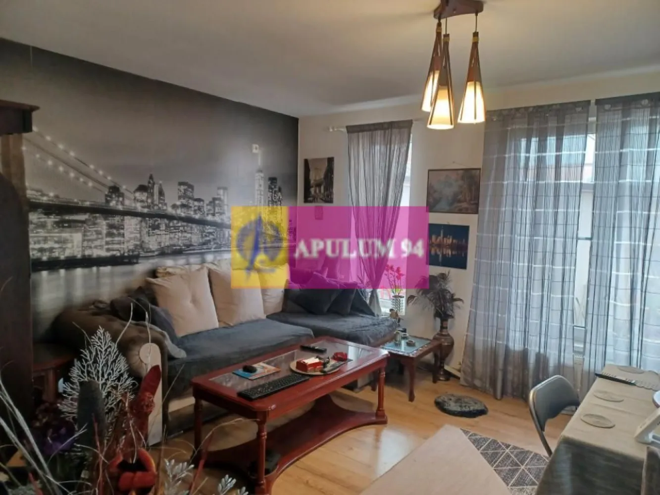Joița, casă P+1E+pod, 124 mp utili + terasă, balcoane, magazie - Imobilul este amplasat in comuna Joița, într-o zonă semicentrală, la aproximativ 100 m de str Principală, ferită de zgomotul si poluarea traficului rutier. Casa este compartimentată astfel: la parter - living, hol, baie, bucatarie, cameră tehnică, casa scării si terasă acoperită. La etaj: 3 dormitoare, dresing, baie, hol, si 2 balcoane. Constructia are structura de rezistență din beton armat si zidărie din caramidă. A fost construită în 2019-2020. Este izolată termic cu polistiren de 100 mm si vată minerală si este acoperită cu tiglă metalică. Încălzirea locuinței se face cu o centrală termică pe gaze si calorifere. E finisată complet: parchet, gresie, faianță, termopan, obiecte sanitare. Se poate vinde semimobilată. Pret 165.000 EUR, neg. Nu se plătește TVA sau Comision.