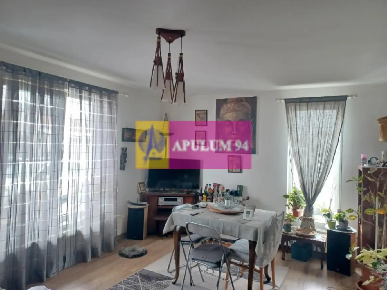 Joița, casă P+1E+pod, 124 mp utili + terasă, balcoane, magazie - Imobilul este amplasat in comuna Joița, într-o zonă semicentrală, la aproximativ 100 m de str Principală, ferită de zgomotul si poluarea traficului rutier. Casa este compartimentată astfel: la parter - living, hol, baie, bucatarie, cameră tehnică, casa scării si terasă acoperită. La etaj: 3 dormitoare, dresing, baie, hol, si 2 balcoane. Constructia are structura de rezistență din beton armat si zidărie din caramidă. A fost construită în 2019-2020. Este izolată termic cu polistiren de 100 mm si vată minerală si este acoperită cu tiglă metalică. Încălzirea locuinței se face cu o centrală termică pe gaze si calorifere. E finisată complet: parchet, gresie, faianță, termopan, obiecte sanitare. Se poate vinde semimobilată. Pret 165.000 EUR, neg. Nu se plătește TVA sau Comision.
