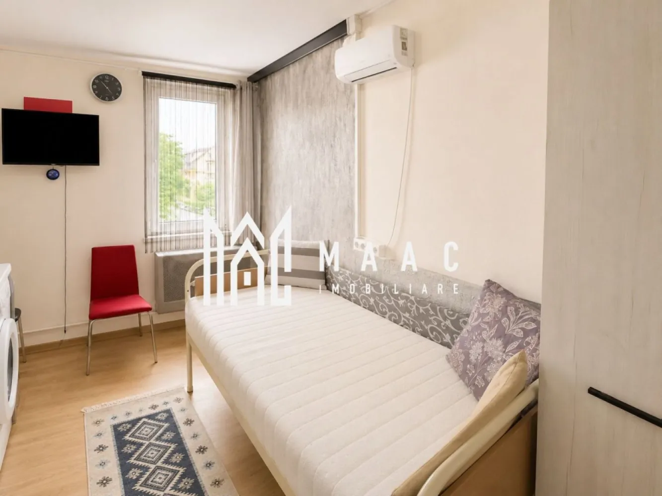 Garsoniera | Etaj 2 | 12 MPU | Investitie | Hipodrom 1 - MAAC Imobiliare vă propune spre vânzare 5 garsoniere situate în Sibiu, potrivite atât pentru locuit, cât și pentru investiție sau închiriere.

Garsonierele sunt complet mobilate și utilate, iar prețurile diferă în funcție de compartimentare și dotări.

Detalii proprietăți
Sunt disponibile 5 garsoniere
Camere luminoase și eficient compartimentate
Spații de depozitare
Potrivite pentru o persoană, studenți sau investiție
Compartimentare și facilități

O parte dintre garsoniere dispun de:

baie proprie completă în interior
WC propriu
cabină de duș

Alte unități au:

cabină de duș în cameră
WC la comun pe hol
Dotări și beneficii
Boiler pentru apă caldă
Chiuvetă în cameră
TV
Frigider
Plită electrică
Cuptor cu microunde
Mobilier inclus
Pat
Geam termopan
Ușă metalică
Finisaje:
gresie
faianță
parchet
Avantaje
Complet mobilate și utilate
Costuri reduse de întreținere
Disponibile imediat
Pretabile pentru investiție și închiriere
Prețuri diferite în funcție de dotări și compartimentare
Avantaje locație
Aproape de:
magazine
stații de autobuz
farmacii
centre comerciale
Acces rapid către principalele zone ale orașului

Pentru mai multe informații sau pentru a programa o vizionare, nu ezitați să ne contactați, specificand ID: CP3108351