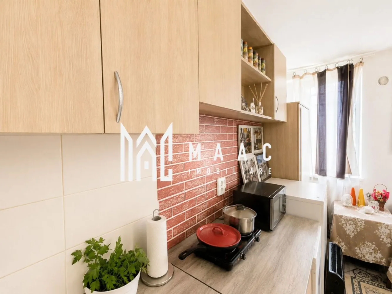 Garsoniera | Etaj 2 | 12 MPU | Investitie | Hipodrom 1 - MAAC Imobiliare vă propune spre vânzare 5 garsoniere situate în Sibiu, potrivite atât pentru locuit, cât și pentru investiție sau închiriere.

Garsonierele sunt complet mobilate și utilate, iar prețurile diferă în funcție de compartimentare și dotări.

Detalii proprietăți
Sunt disponibile 5 garsoniere
Camere luminoase și eficient compartimentate
Spații de depozitare
Potrivite pentru o persoană, studenți sau investiție
Compartimentare și facilități

O parte dintre garsoniere dispun de:

baie proprie completă în interior
WC propriu
cabină de duș

Alte unități au:

cabină de duș în cameră
WC la comun pe hol
Dotări și beneficii
Boiler pentru apă caldă
Chiuvetă în cameră
TV
Frigider
Plită electrică
Cuptor cu microunde
Mobilier inclus
Pat
Geam termopan
Ușă metalică
Finisaje:
gresie
faianță
parchet
Avantaje
Complet mobilate și utilate
Costuri reduse de întreținere
Disponibile imediat
Pretabile pentru investiție și închiriere
Prețuri diferite în funcție de dotări și compartimentare
Avantaje locație
Aproape de:
magazine
stații de autobuz
farmacii
centre comerciale
Acces rapid către principalele zone ale orașului

Pentru mai multe informații sau pentru a programa o vizionare, nu ezitați să ne contactați, specificand ID: CP3108368