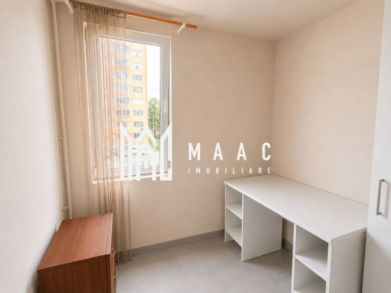 Garsoniera | Etaj 1 | 12 MPU | Investitie | Hipodrom 1 - MAAC Imobiliare vă propune spre vânzare 5 garsoniere situate în Sibiu, potrivite atât pentru locuit, cât și pentru investiție sau închiriere.

Garsonierele sunt complet mobilate și utilate, iar prețurile diferă în funcție de compartimentare și dotări.

Detalii proprietăți
Sunt disponibile 5 garsoniere
Camere luminoase și eficient compartimentate
Spații de depozitare
Potrivite pentru o persoană, studenți sau investiție
Compartimentare și facilități

O parte dintre garsoniere dispun de:

baie proprie completă în interior
WC propriu
cabină de duș

Alte unități au:

cabină de duș în cameră
WC la comun pe hol
Dotări și beneficii
Boiler pentru apă caldă
Chiuvetă în cameră
TV
Frigider
Plită electrică
Cuptor cu microunde
Mobilier inclus
Pat
Geam termopan
Ușă metalică
Finisaje:
gresie
faianță
parchet
Avantaje
Complet mobilate și utilate
Costuri reduse de întreținere
Disponibile imediat
Pretabile pentru investiție și închiriere
Prețuri diferite în funcție de dotări și compartimentare
Avantaje locație
Aproape de:
magazine
stații de autobuz
farmacii
centre comerciale
Acces rapid către principalele zone ale orașului

Pentru mai multe informații sau pentru a programa o vizionare, nu ezitați să ne contactați, specificand ID: CP3108382