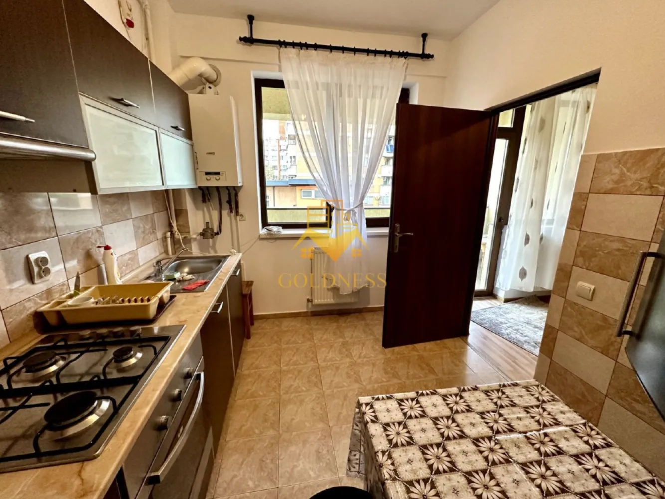 2 camere, Gheorgheni, Iulius Mall, Fsega, Teodor Mihali, UAD - GOLDNESS Imobiliare vă propune spre închiriere un apartament cu 2 camere open-space complet mobilat și utilat, la etajul 3 într-un imobil de 5 etaje, în Cartierul Gheorgheni, Zona Iulius Mall, FSEGA.
Se află în apropierea stațiilor de transport în comun, magazine, restaurante, spații verzi, farmacii, etc. 

Apartamentul este compartimentat astfel:
 - dormitor cu pat matrimonial, dressing, noptiere
 - living cu bucatarie open space complet utilată și mobilată, canapea extensibilă, loc de servit masa 
 - baie cu cabina de dus, calorifer port prosop și dulap pentru depozitare.
 - balcon de 5 mp.

Imobilul este dotat cu toate cele necesare- centrală proprie, frigider, aragaz, hotă, mașină de spălat haine, etc. 

Dacă sunteți interesați de acest apartament și doriți să îl vizionați, dar și pentru alte oferte nu ezitați să ne contactați telefonic sau prin e-mail. Vă stăm la dispoziție!

Pentru intermediere se percepe un comision de 50% din prețul chiriei!