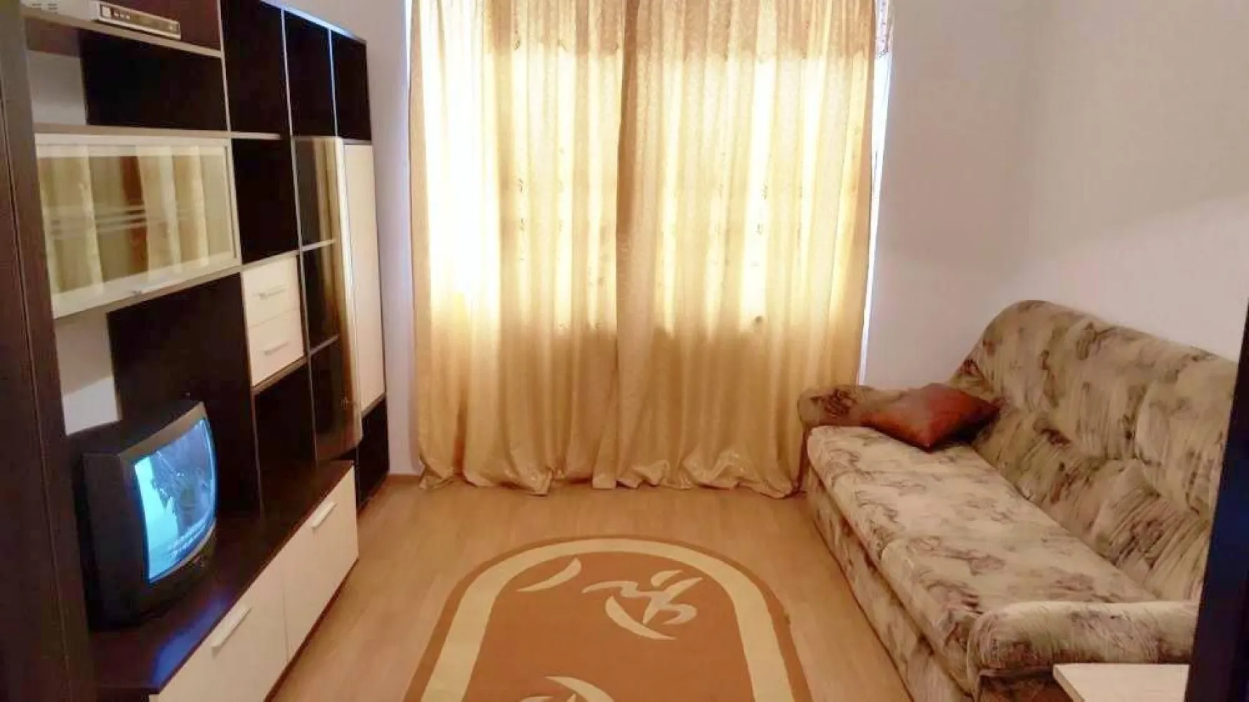 De vanzare garsoniera micro 40, et. 3/3, 27.000 euro - Vă prezentăm spre vanzare o garsonieră cochetă și bine poziționată, situată în cartierul Micro 40 – C-uri, la etajul 3 al unui bloc recent izolat termic, într-o zonă liniștită și apreciată pentru accesul rapid către toate facilitățile urbane.
Locuința are o suprafață de 22 mp și dispune de apă separată, încălzire prin centrală de cartier, iar gazele sunt trase până la ușă, existând posibilitatea montării unei centrale proprii. De asemenea, există posibilitatea amenajării unui balcon.
Garsoniera se vinde exact cum se prezintă în fotografii, complet mobilată, fiind o alegere potrivită atât pentru locuit, cât și pentru investiție.
În imediata apropiere se regăsesc magazine, mijloace de transport, școli, farmacii și alte puncte de interes, oferind confort și accesibilitate pentru viitorii proprietari.
Preț: 27.000 Euro
Comision 0% pentru cumpărător
Pentru detalii și vizionări:
Liliana – Consilier Imobiliar Mag Invest
0746.252.252.