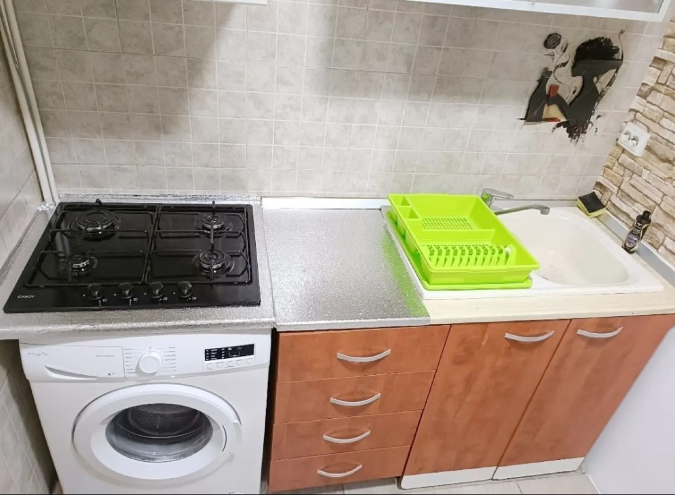 De vanzare garsoniera micro 40, et. 3/3, 27.000 euro - Vă prezentăm spre vanzare o garsonieră cochetă și bine poziționată, situată în cartierul Micro 40 – C-uri, la etajul 3 al unui bloc recent izolat termic, într-o zonă liniștită și apreciată pentru accesul rapid către toate facilitățile urbane.
Locuința are o suprafață de 22 mp și dispune de apă separată, încălzire prin centrală de cartier, iar gazele sunt trase până la ușă, existând posibilitatea montării unei centrale proprii. De asemenea, există posibilitatea amenajării unui balcon.
Garsoniera se vinde exact cum se prezintă în fotografii, complet mobilată, fiind o alegere potrivită atât pentru locuit, cât și pentru investiție.
În imediata apropiere se regăsesc magazine, mijloace de transport, școli, farmacii și alte puncte de interes, oferind confort și accesibilitate pentru viitorii proprietari.
Preț: 27.000 Euro
Comision 0% pentru cumpărător
Pentru detalii și vizionări:
Liliana – Consilier Imobiliar Mag Invest
0746.252.252.
