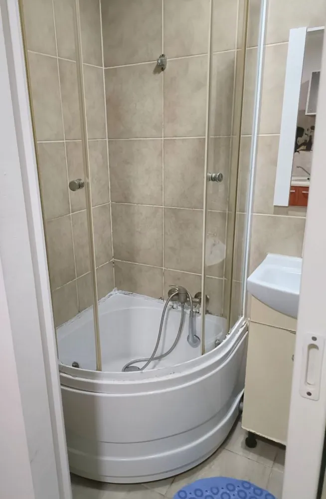 De vanzare garsoniera micro 40, et. 3/3, 27.000 euro - Vă prezentăm spre vanzare o garsonieră cochetă și bine poziționată, situată în cartierul Micro 40 – C-uri, la etajul 3 al unui bloc recent izolat termic, într-o zonă liniștită și apreciată pentru accesul rapid către toate facilitățile urbane.
Locuința are o suprafață de 22 mp și dispune de apă separată, încălzire prin centrală de cartier, iar gazele sunt trase până la ușă, existând posibilitatea montării unei centrale proprii. De asemenea, există posibilitatea amenajării unui balcon.
Garsoniera se vinde exact cum se prezintă în fotografii, complet mobilată, fiind o alegere potrivită atât pentru locuit, cât și pentru investiție.
În imediata apropiere se regăsesc magazine, mijloace de transport, școli, farmacii și alte puncte de interes, oferind confort și accesibilitate pentru viitorii proprietari.
Preț: 27.000 Euro
Comision 0% pentru cumpărător
Pentru detalii și vizionări:
Liliana – Consilier Imobiliar Mag Invest
0746.252.252.