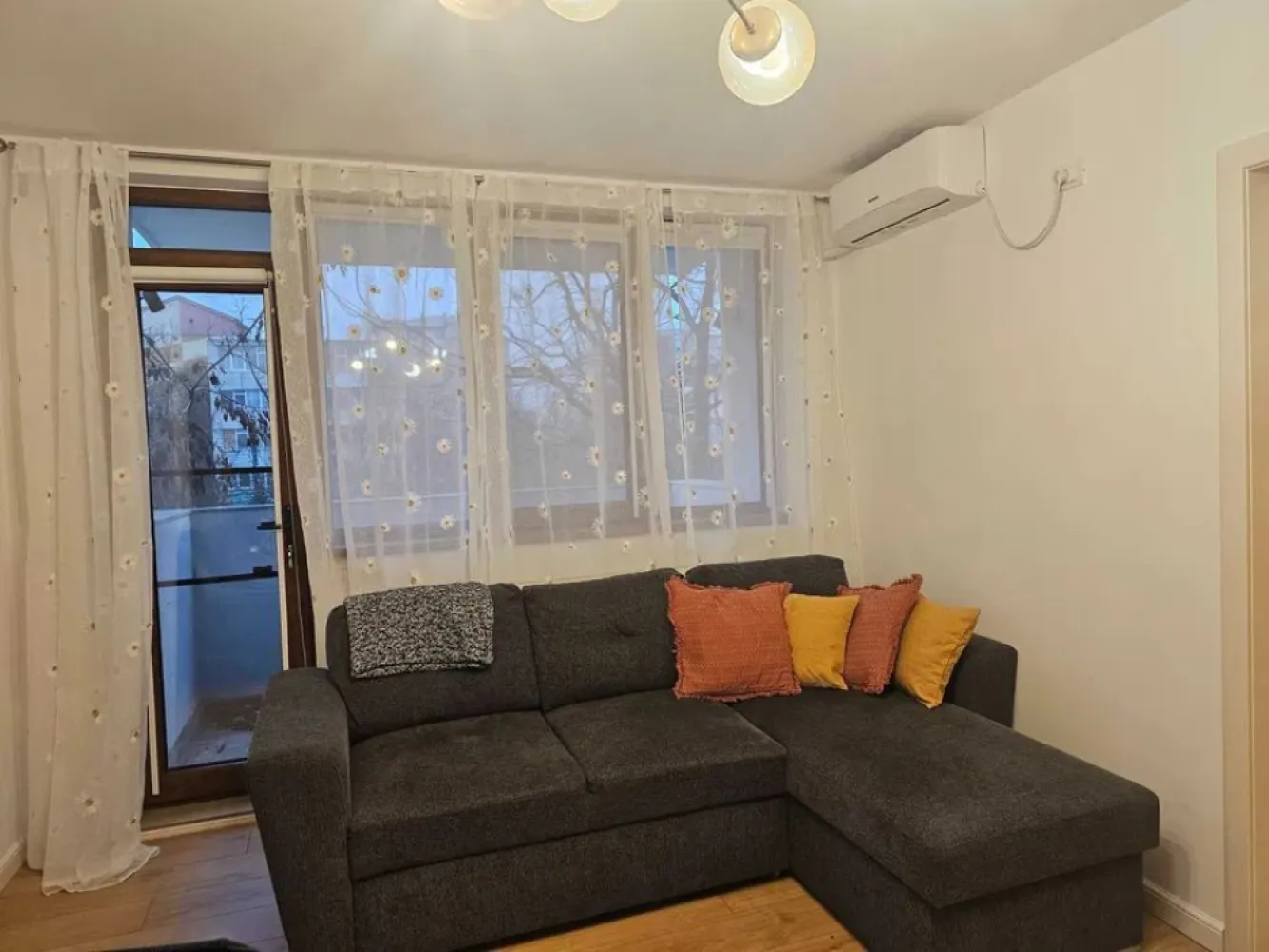 De inchiriat apartament cu 3 camere Tiglina 1, 520 euro - Se închiriază apartament cu 3 camere semidecomandat, situat în zona Țiglina 1, et. 2/4, într-o locație liniștită și foarte bine conectată la punctele de interes ale orașului.
Apartamentul este complet renovat, amenajat modern și foarte bine întreținut, oferind un ambient plăcut și confortabil.
Compartimentare:
• Living spațios
• 2 dormitoare
• 1 baie
• Bucătărie funcțională
Locuința este ideală pentru o familie, un cuplu sau persoane care își doresc confort și o zonă bun
 Chirie: 500 euro/lună
Garantie 500 euro.
La incheierea contractului de inchiriere chiriasul va achita comisionul agentiei imobiliare.
Pentru detalii suplimentare și programarea unei vizionări, sunați la: 0741.030.292 Marilena.