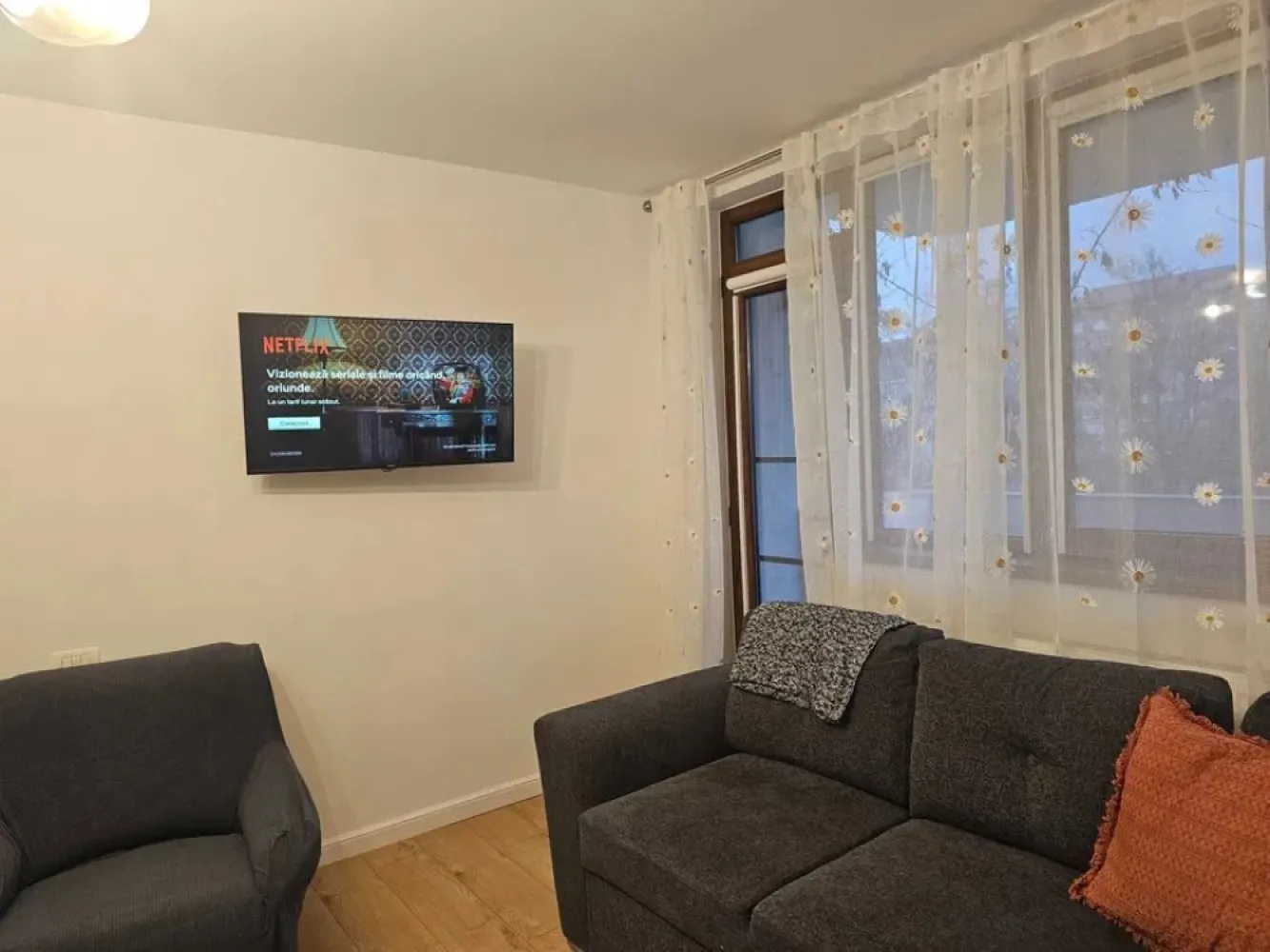 De inchiriat apartament cu 3 camere Tiglina 1, 520 euro - Se închiriază apartament cu 3 camere semidecomandat, situat în zona Țiglina 1, et. 2/4, într-o locație liniștită și foarte bine conectată la punctele de interes ale orașului.
Apartamentul este complet renovat, amenajat modern și foarte bine întreținut, oferind un ambient plăcut și confortabil.
Compartimentare:
• Living spațios
• 2 dormitoare
• 1 baie
• Bucătărie funcțională
Locuința este ideală pentru o familie, un cuplu sau persoane care își doresc confort și o zonă bun
 Chirie: 500 euro/lună
Garantie 500 euro.
La incheierea contractului de inchiriere chiriasul va achita comisionul agentiei imobiliare.
Pentru detalii suplimentare și programarea unei vizionări, sunați la: 0741.030.292 Marilena.