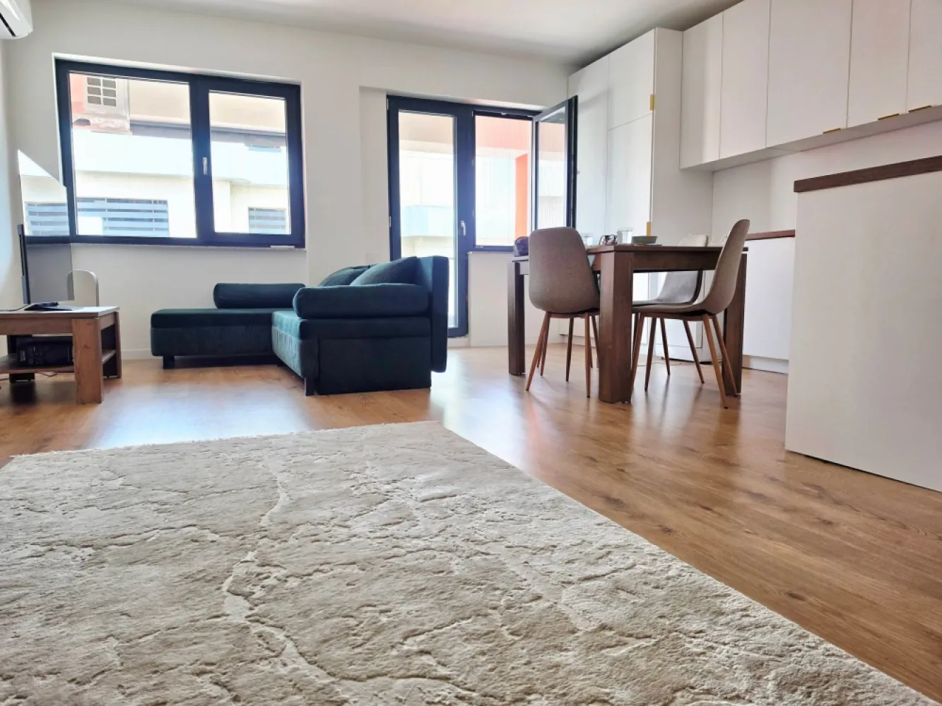 APARTAMENT 2 CAMERE +, complet mobilat si utilat - VAND apartament 2 camere, complet mobilat si utilat!&nbsp;Complex rezidential, zona Pipera/VoluntariAn constructie 2024📌170 000 €LOCALIZARE EXCELENTA !!OPORTUNITATE INVESTITIE !! PRETABIL SI PENTRU REGIM HOTELIER !!Studioul este localizat in complexul Ivory Residence, un proiect rezidențial complet finalizat și gata de mutat, compus din 12 blocuri. Cu o distanță generoasă între acestea, poate fi numit cel mai aerisit proiect rezidențial, oferind un ambient primitor și relaxant.Cartierul de apartamente este construit pe o suprafață de 6 hectare, iar aici te întâmpină spații verzi, inclusiv un parculeț și chiar o livadă de pomi fructiferi. Pentru activități sportive și recreere, acesta îți pune la dispoziție teren multisport, pistă de alergare și loc de joacă dedicate exclusiv rezidenților.Aspectul practic și confortabil este completat de un bloc de parcări, un subsol rezervat pentru boxe și o zonă de parcare destinată vizitatorilor. Construcția clădirilor este concepută în sistem monolit, cu pereți turnați din beton armat, asigurând nu doar o rezistență deosebită, ci și o calitate fonică eficientă.Ivory Residence se remarcă prin finisajele de înaltă calitate, în concordanță cu cele mai exigente standarde.Apartamentul este pozitionat la etajul 3 imobilului de 3 nivele construit in anul 2024.Suprafete si componenta: Suprafata Total Construita a apartamentului este de 90 mp, Suprafata Utila de care dispune fiind de 64 de mp, iar daca includem si cele doua balcoane generoase de care dispune apartamentul se ajunge la o Suprafata Utila Totala de 74 mp.Un mare plus al acestei proprietati il constituie faptul ca dispune de un spatiu suplimentar ( birou ) de aproximativ 6 mp, practic o a treia camera…Apartamentul &nbsp;beneficiaza de finisaje clasa premium si este complet mobilat si utilat.Imobilul dispune de centrala proprie si incalzire prin pardoseala.Vederea din apartament este libera , orientarea cardinala este spre SUD – EST, apartamentul beneficiind astfel de lumina naturala pe tot parcursul zilei.Vecinatati: Bulevardul Pipera, Sos. Petricani, Metrou Pipera, Metrou Aurel Vlaicu, Promenada Mall, Pipera Plaza, Global Plaza, Swan Office Park, Cubic Center.