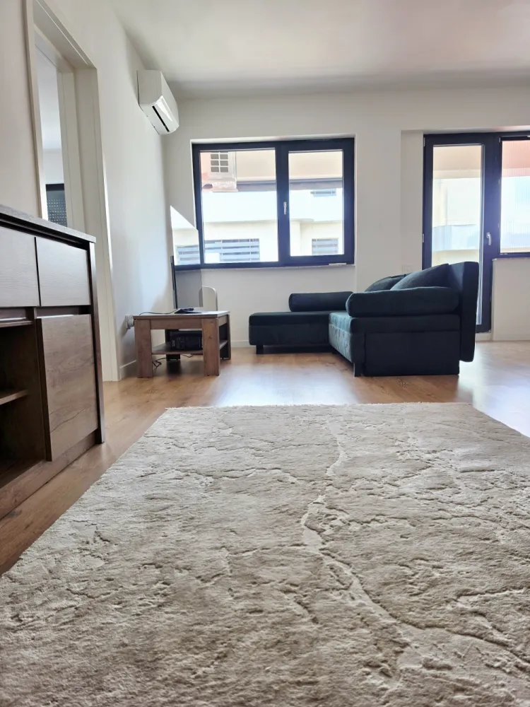 APARTAMENT 2 CAMERE +, complet mobilat si utilat - VAND apartament 2 camere, complet mobilat si utilat!&nbsp;Complex rezidential, zona Pipera/VoluntariAn constructie 2024📌170 000 €LOCALIZARE EXCELENTA !!OPORTUNITATE INVESTITIE !! PRETABIL SI PENTRU REGIM HOTELIER !!Studioul este localizat in complexul Ivory Residence, un proiect rezidențial complet finalizat și gata de mutat, compus din 12 blocuri. Cu o distanță generoasă între acestea, poate fi numit cel mai aerisit proiect rezidențial, oferind un ambient primitor și relaxant.Cartierul de apartamente este construit pe o suprafață de 6 hectare, iar aici te întâmpină spații verzi, inclusiv un parculeț și chiar o livadă de pomi fructiferi. Pentru activități sportive și recreere, acesta îți pune la dispoziție teren multisport, pistă de alergare și loc de joacă dedicate exclusiv rezidenților.Aspectul practic și confortabil este completat de un bloc de parcări, un subsol rezervat pentru boxe și o zonă de parcare destinată vizitatorilor. Construcția clădirilor este concepută în sistem monolit, cu pereți turnați din beton armat, asigurând nu doar o rezistență deosebită, ci și o calitate fonică eficientă.Ivory Residence se remarcă prin finisajele de înaltă calitate, în concordanță cu cele mai exigente standarde.Apartamentul este pozitionat la etajul 3 imobilului de 3 nivele construit in anul 2024.Suprafete si componenta: Suprafata Total Construita a apartamentului este de 90 mp, Suprafata Utila de care dispune fiind de 64 de mp, iar daca includem si cele doua balcoane generoase de care dispune apartamentul se ajunge la o Suprafata Utila Totala de 74 mp.Un mare plus al acestei proprietati il constituie faptul ca dispune de un spatiu suplimentar ( birou ) de aproximativ 6 mp, practic o a treia camera…Apartamentul &nbsp;beneficiaza de finisaje clasa premium si este complet mobilat si utilat.Imobilul dispune de centrala proprie si incalzire prin pardoseala.Vederea din apartament este libera , orientarea cardinala este spre SUD – EST, apartamentul beneficiind astfel de lumina naturala pe tot parcursul zilei.Vecinatati: Bulevardul Pipera, Sos. Petricani, Metrou Pipera, Metrou Aurel Vlaicu, Promenada Mall, Pipera Plaza, Global Plaza, Swan Office Park, Cubic Center.