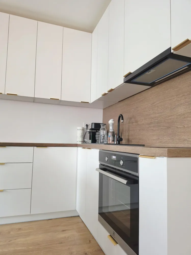 APARTAMENT 2 CAMERE +, complet mobilat si utilat - VAND apartament 2 camere, complet mobilat si utilat!&nbsp;Complex rezidential, zona Pipera/VoluntariAn constructie 2024📌170 000 €LOCALIZARE EXCELENTA !!OPORTUNITATE INVESTITIE !! PRETABIL SI PENTRU REGIM HOTELIER !!Studioul este localizat in complexul Ivory Residence, un proiect rezidențial complet finalizat și gata de mutat, compus din 12 blocuri. Cu o distanță generoasă între acestea, poate fi numit cel mai aerisit proiect rezidențial, oferind un ambient primitor și relaxant.Cartierul de apartamente este construit pe o suprafață de 6 hectare, iar aici te întâmpină spații verzi, inclusiv un parculeț și chiar o livadă de pomi fructiferi. Pentru activități sportive și recreere, acesta îți pune la dispoziție teren multisport, pistă de alergare și loc de joacă dedicate exclusiv rezidenților.Aspectul practic și confortabil este completat de un bloc de parcări, un subsol rezervat pentru boxe și o zonă de parcare destinată vizitatorilor. Construcția clădirilor este concepută în sistem monolit, cu pereți turnați din beton armat, asigurând nu doar o rezistență deosebită, ci și o calitate fonică eficientă.Ivory Residence se remarcă prin finisajele de înaltă calitate, în concordanță cu cele mai exigente standarde.Apartamentul este pozitionat la etajul 3 imobilului de 3 nivele construit in anul 2024.Suprafete si componenta: Suprafata Total Construita a apartamentului este de 90 mp, Suprafata Utila de care dispune fiind de 64 de mp, iar daca includem si cele doua balcoane generoase de care dispune apartamentul se ajunge la o Suprafata Utila Totala de 74 mp.Un mare plus al acestei proprietati il constituie faptul ca dispune de un spatiu suplimentar ( birou ) de aproximativ 6 mp, practic o a treia camera…Apartamentul &nbsp;beneficiaza de finisaje clasa premium si este complet mobilat si utilat.Imobilul dispune de centrala proprie si incalzire prin pardoseala.Vederea din apartament este libera , orientarea cardinala este spre SUD – EST, apartamentul beneficiind astfel de lumina naturala pe tot parcursul zilei.Vecinatati: Bulevardul Pipera, Sos. Petricani, Metrou Pipera, Metrou Aurel Vlaicu, Promenada Mall, Pipera Plaza, Global Plaza, Swan Office Park, Cubic Center.